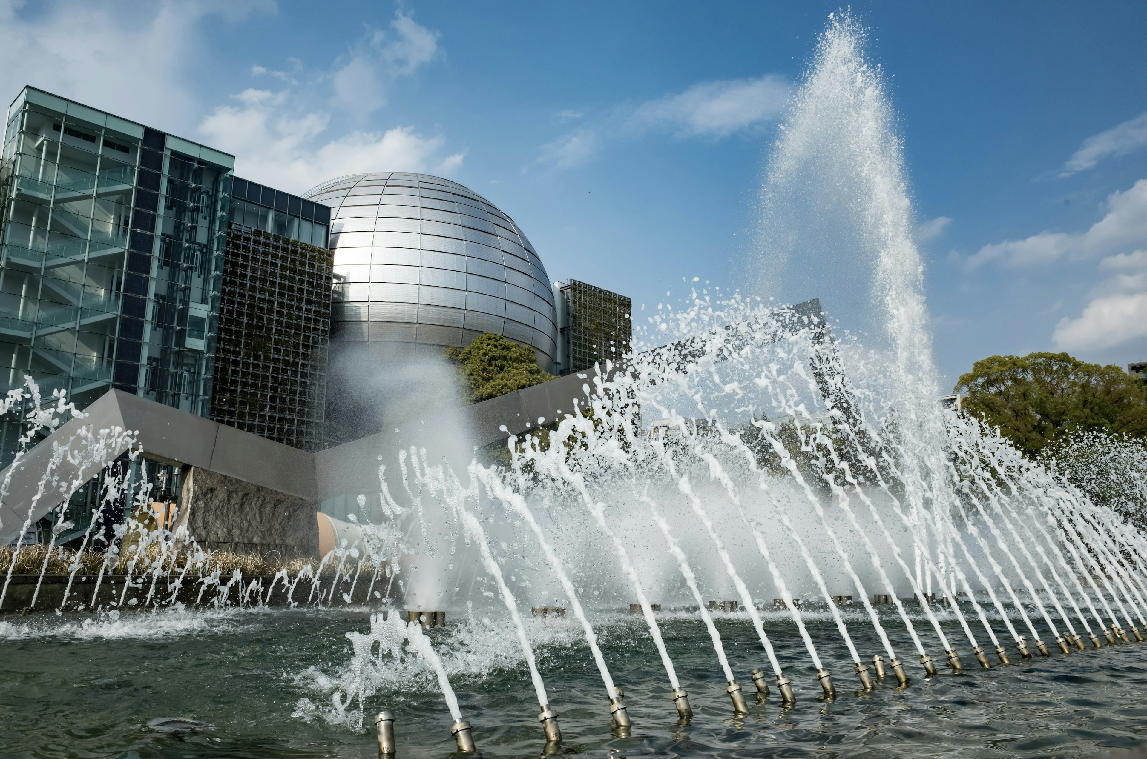 現代建築與噴泉展示 水流噴射向天空