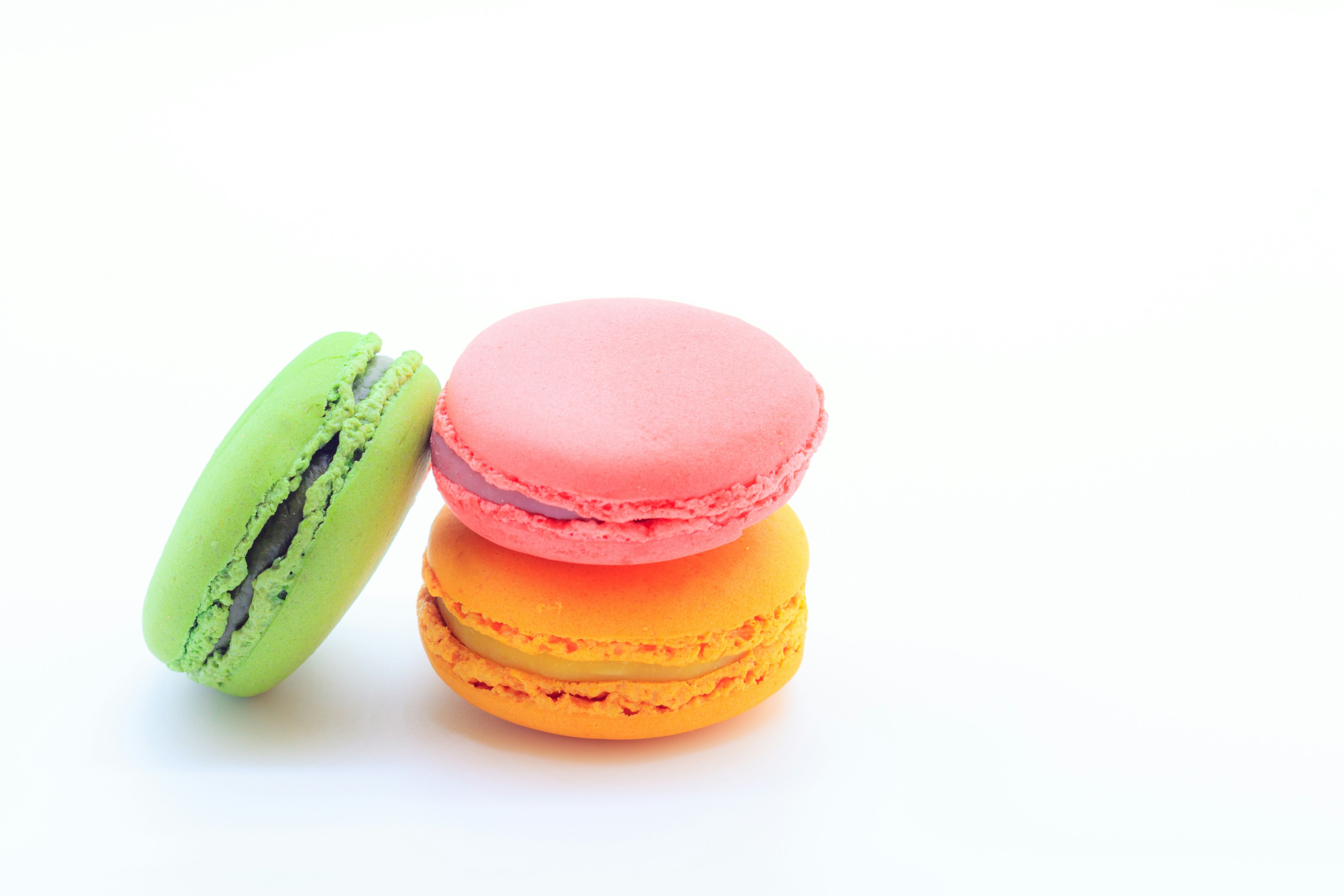 Tiga macarons berwarna-warni ditumpuk bersama