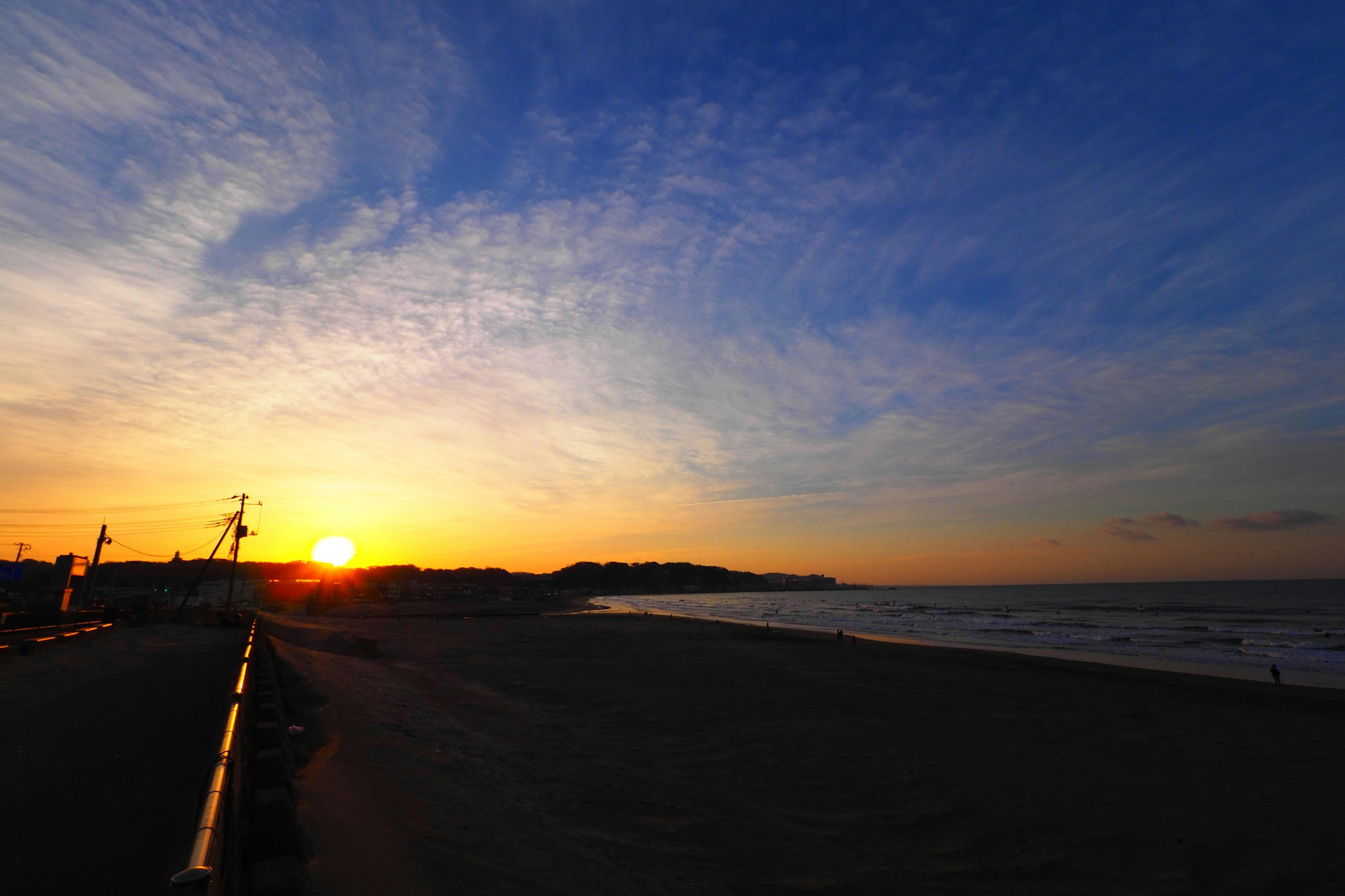 Hermoso atardecer sobre la costa con cielo azul