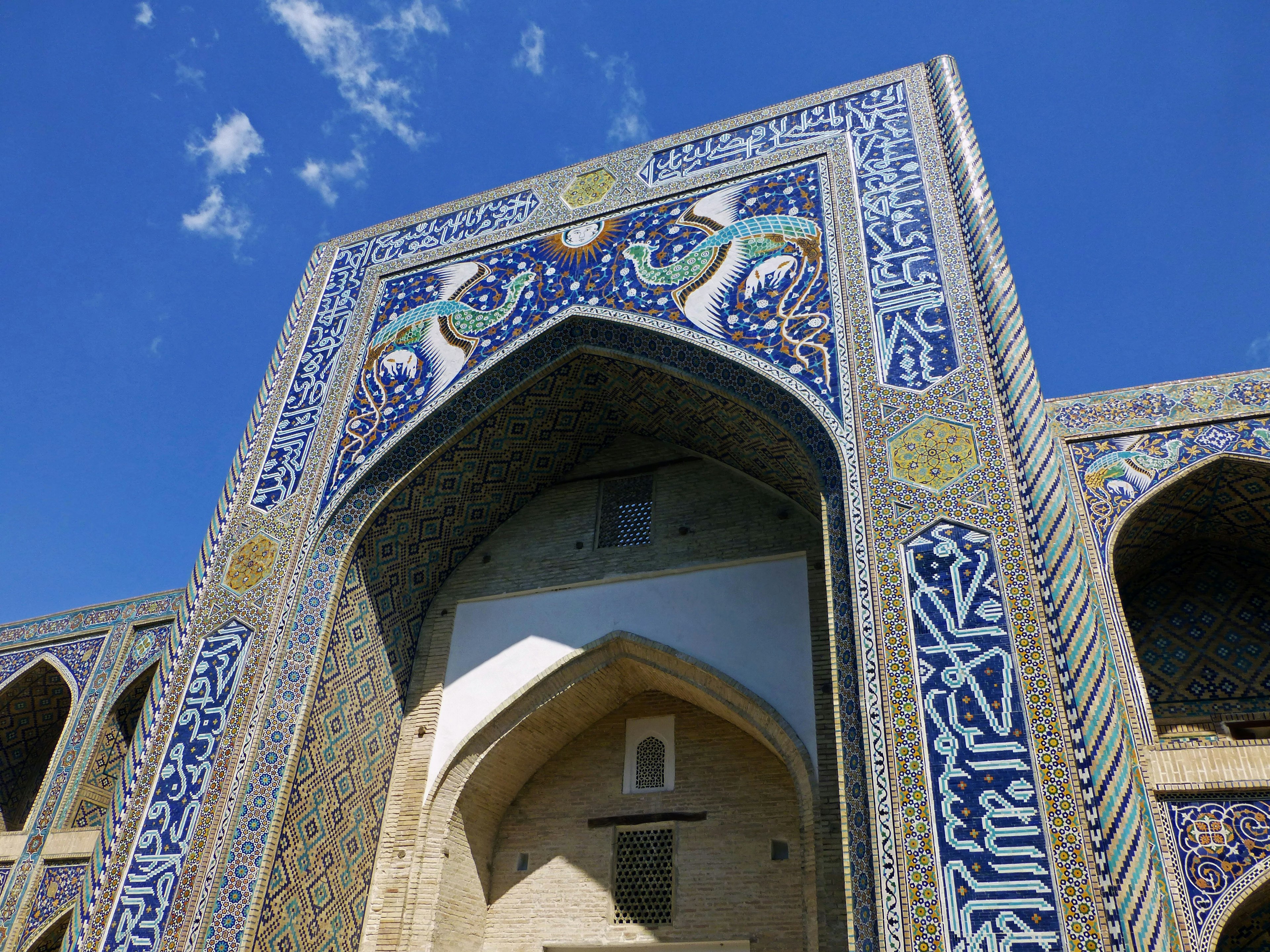 Schöne Moschee-Arch mit dekorativen Fliesen unter einem blauen Himmel