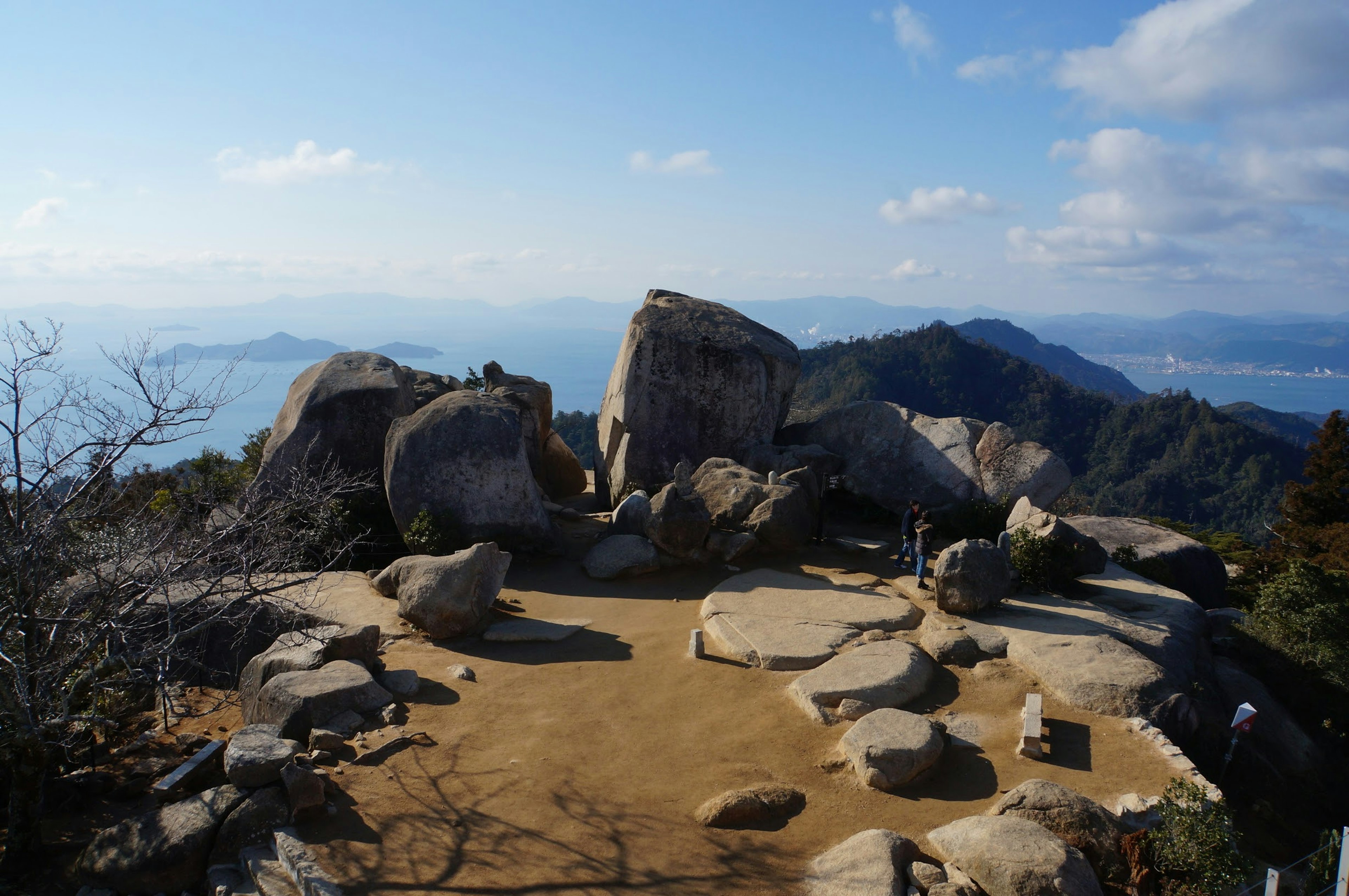 山の頂上にある大きな岩と美しい風景