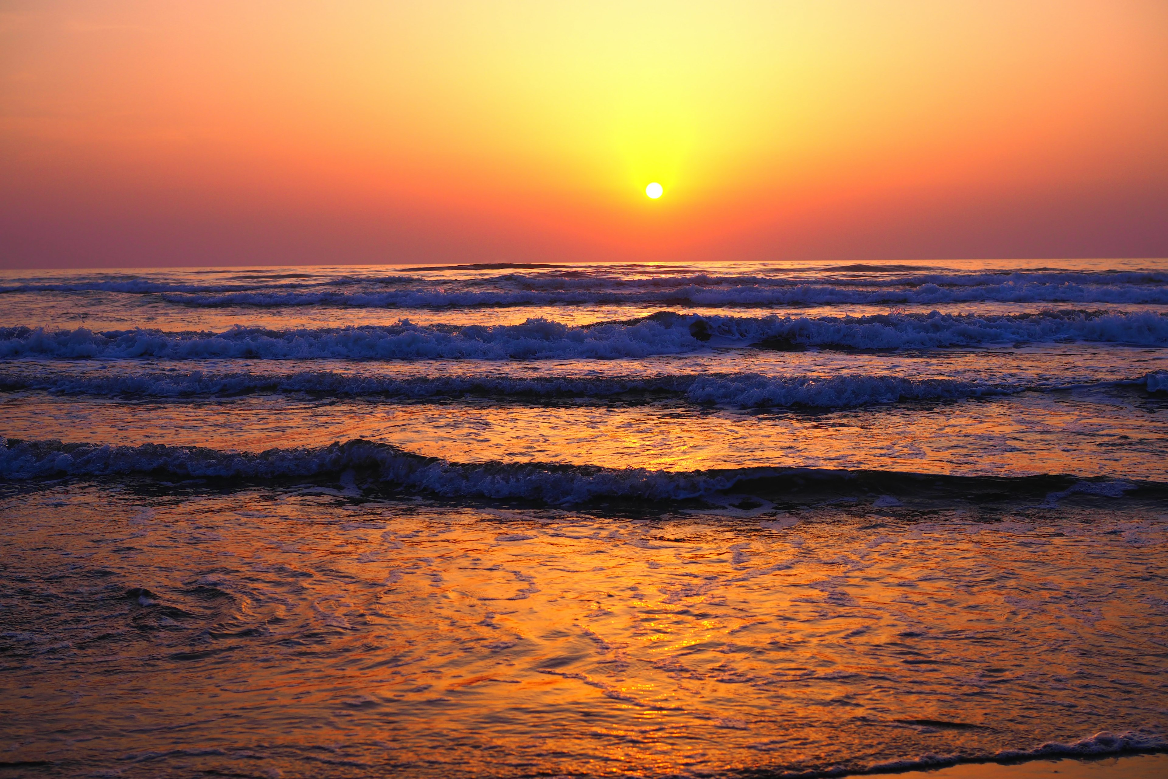 美丽的海上日落风景波浪反射温暖的色彩