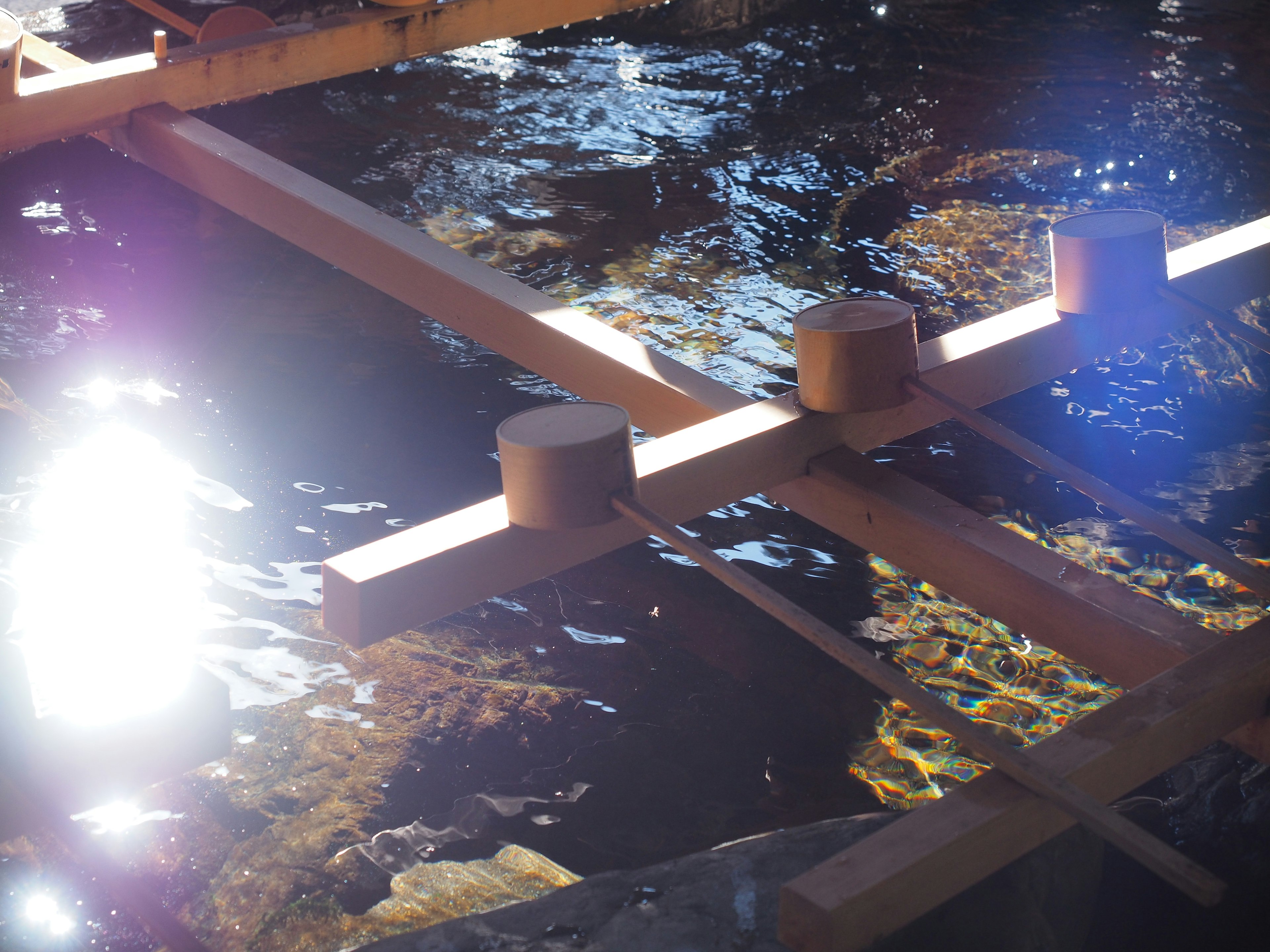 Réflexion de la lumière sur l'eau avec une structure en bois