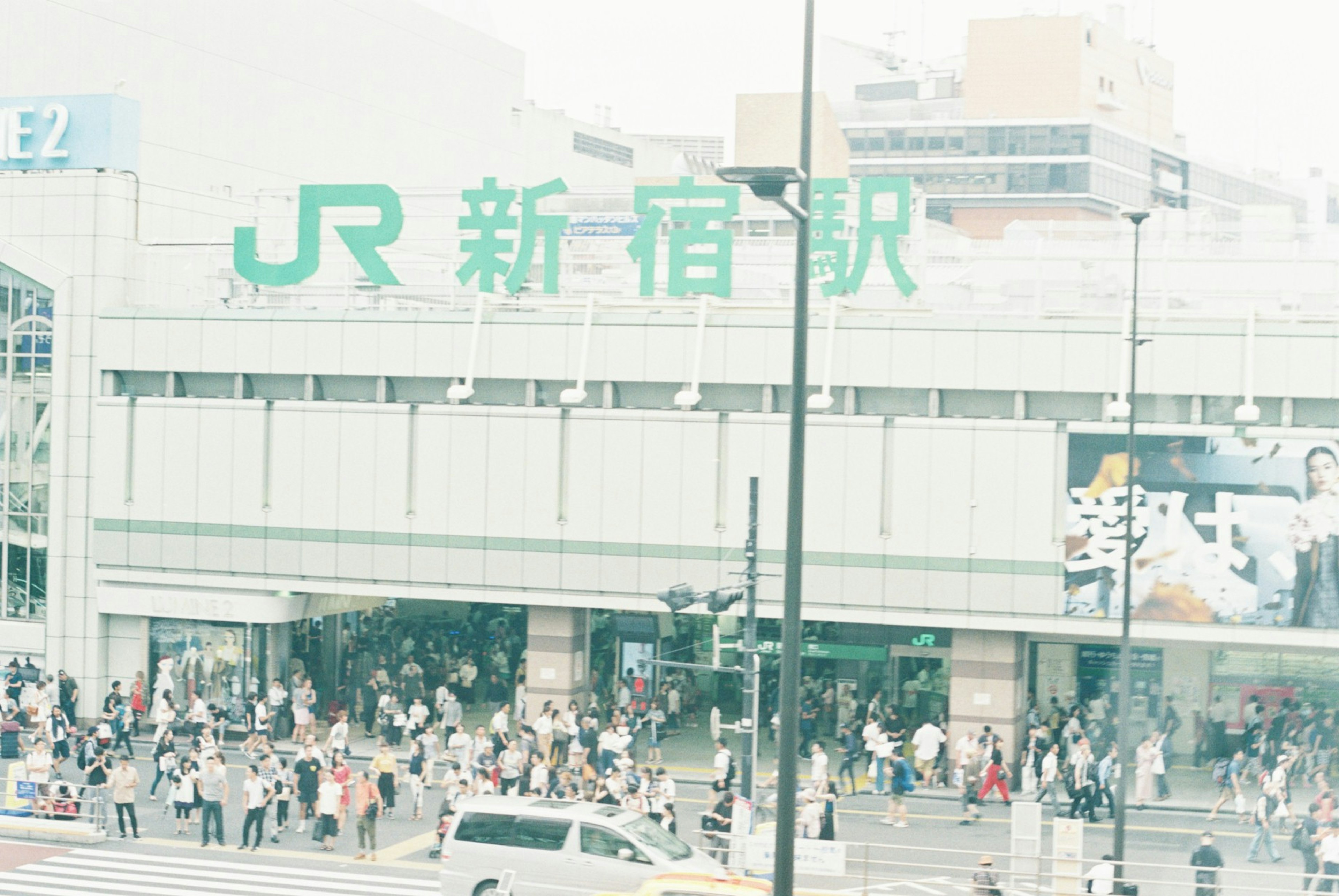 新宿駅の外観と多くの人々