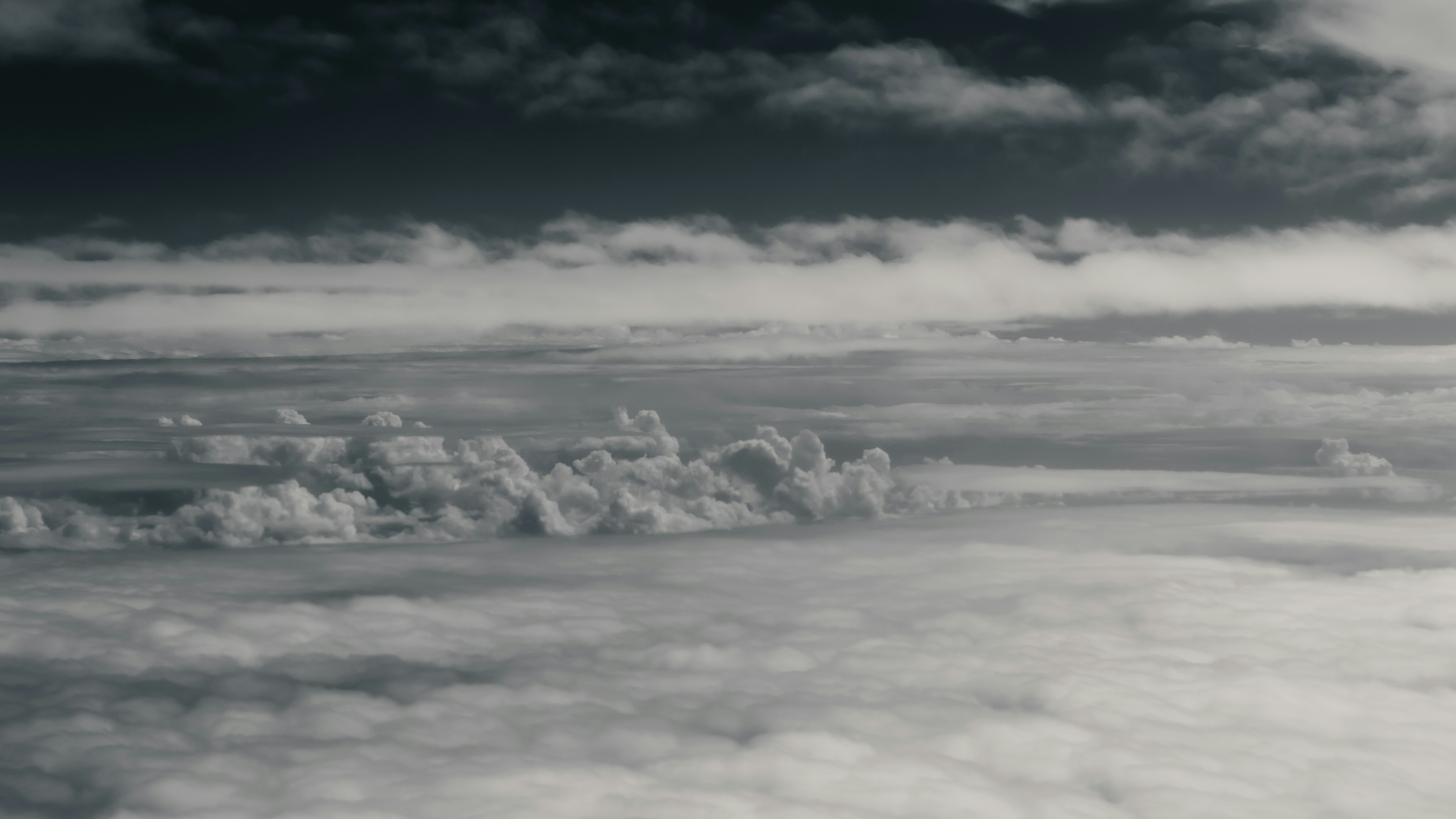 雲海の黒と白のコントラストが印象的な空の風景