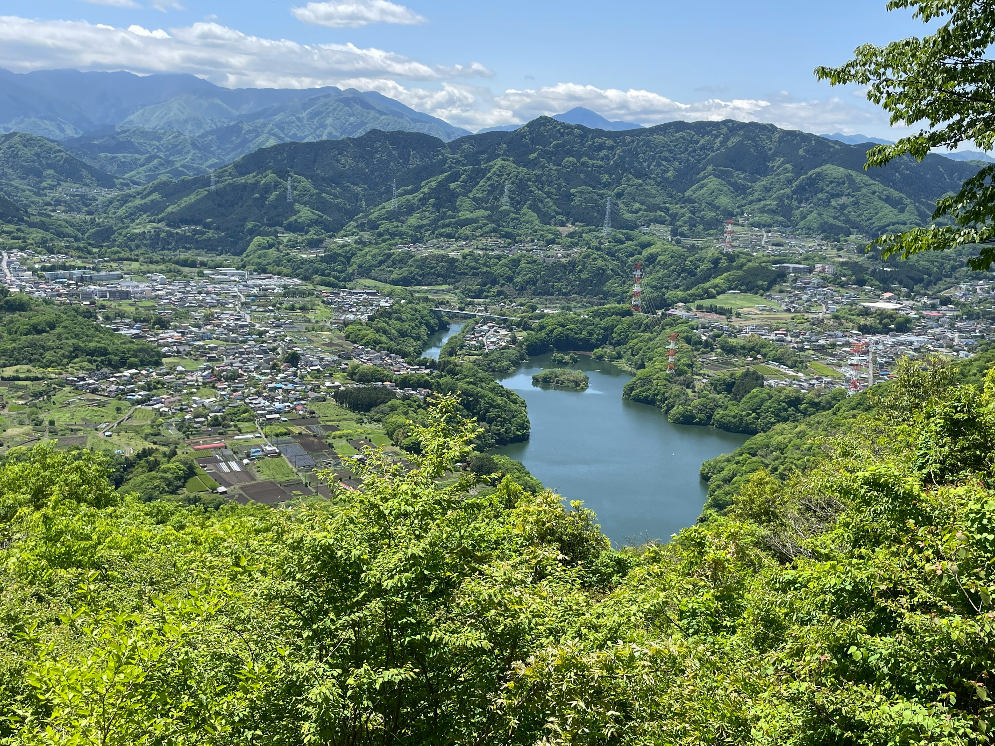 緑豊かな山々と湖が広がる美しい風景