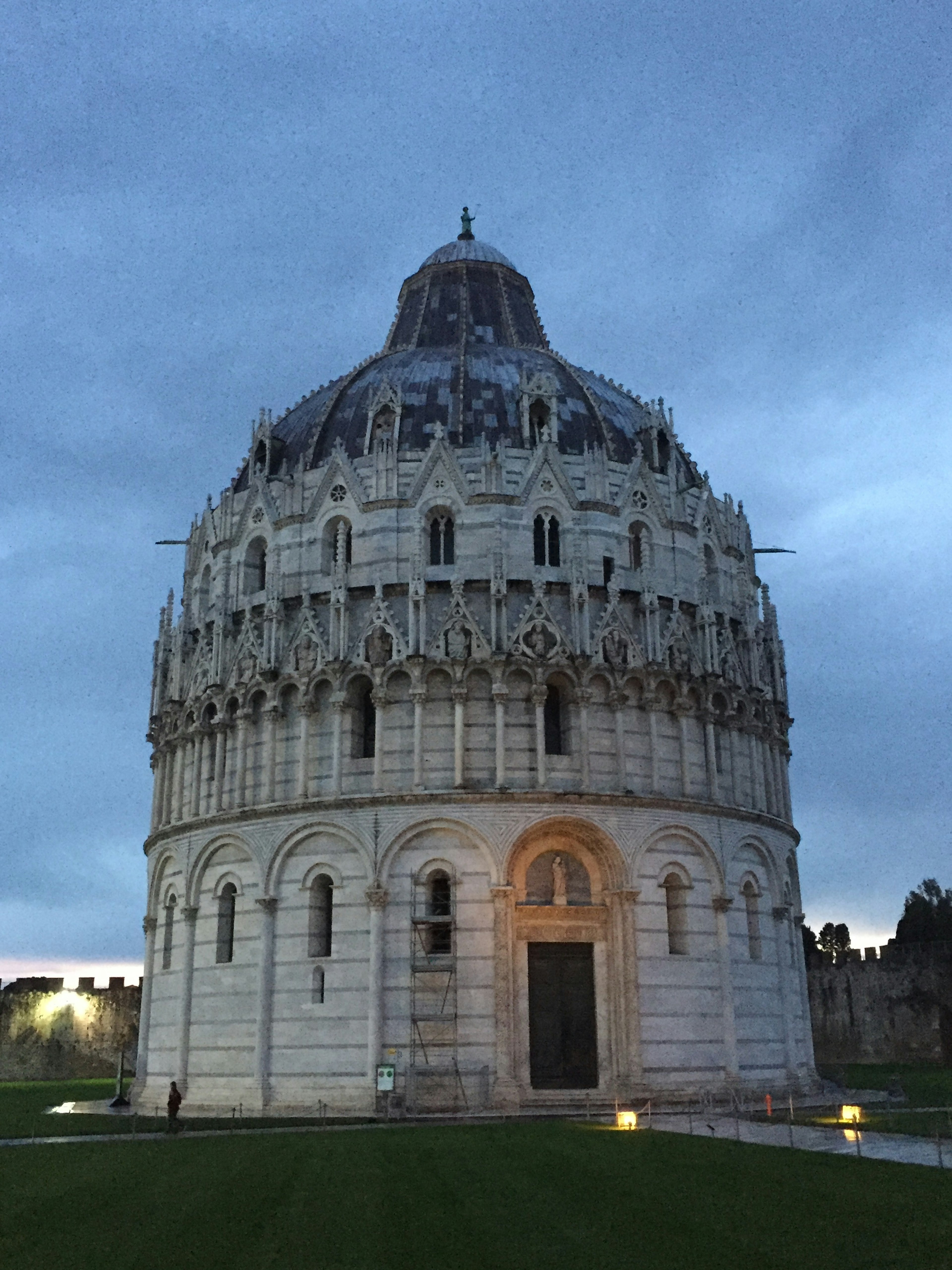 Battistero con architettura straordinaria e tetto a forma di cupola al crepuscolo