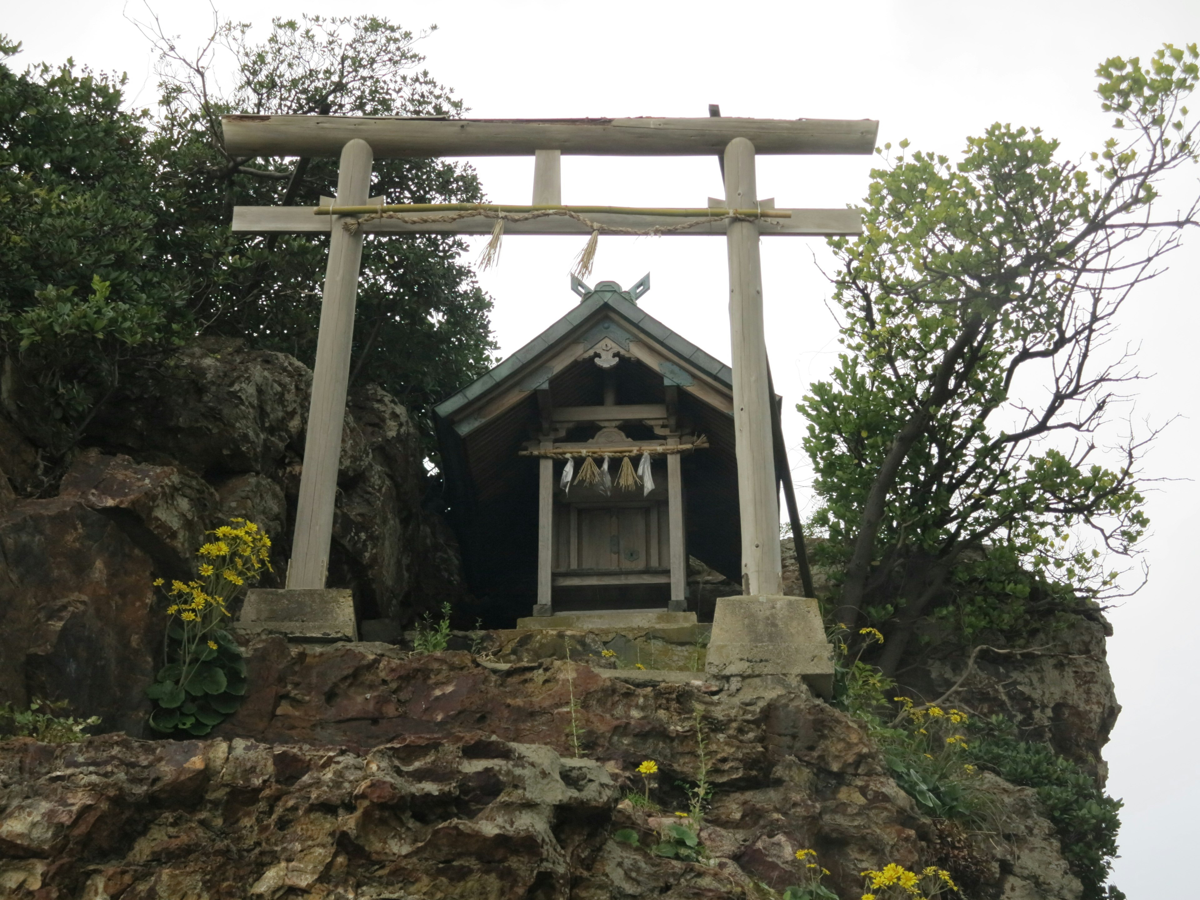 Torii y santuario en la cima de una roca