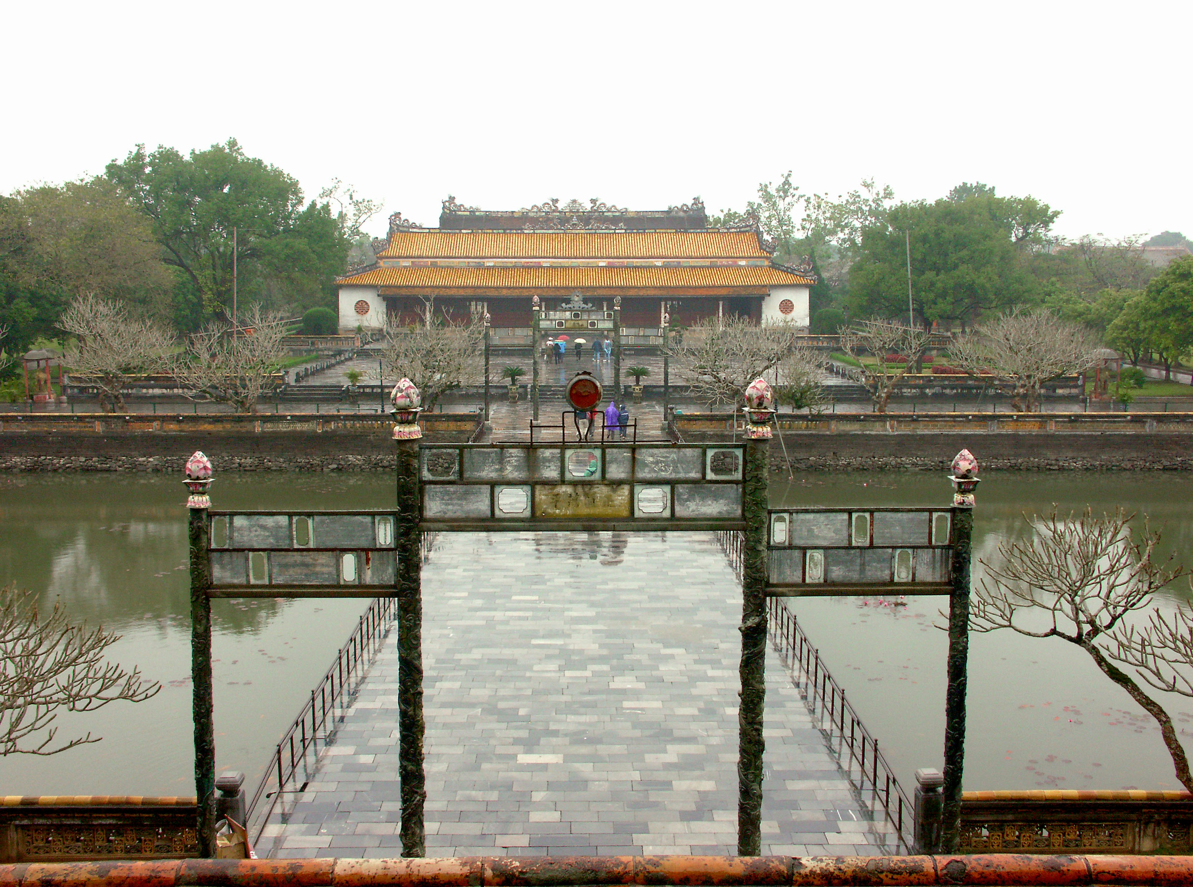 Vista de la puerta de la antigua ciudadela y el canal en Hue