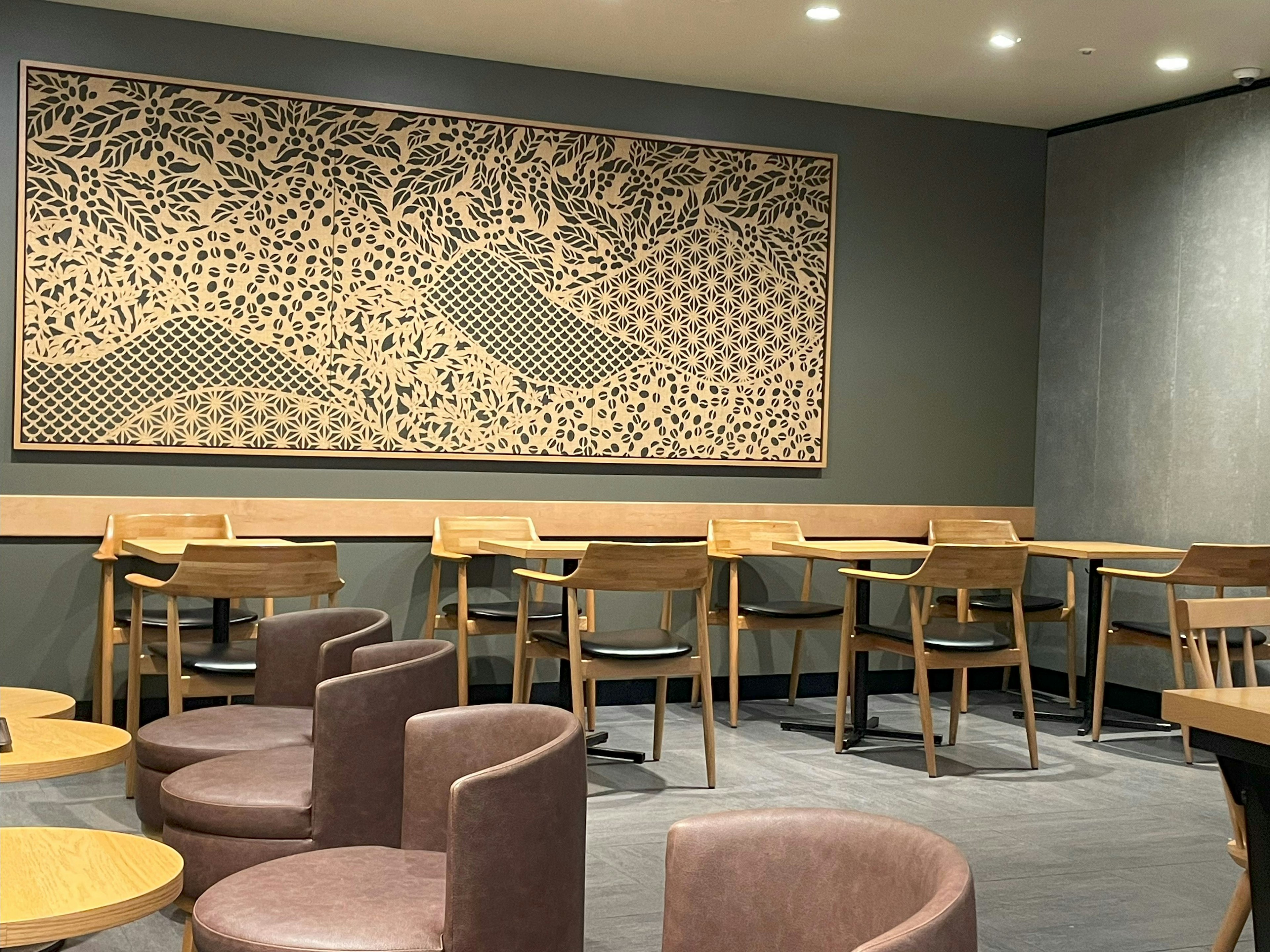 Interno di un caffè moderno con tavoli e sedie di legno arte murale decorativa