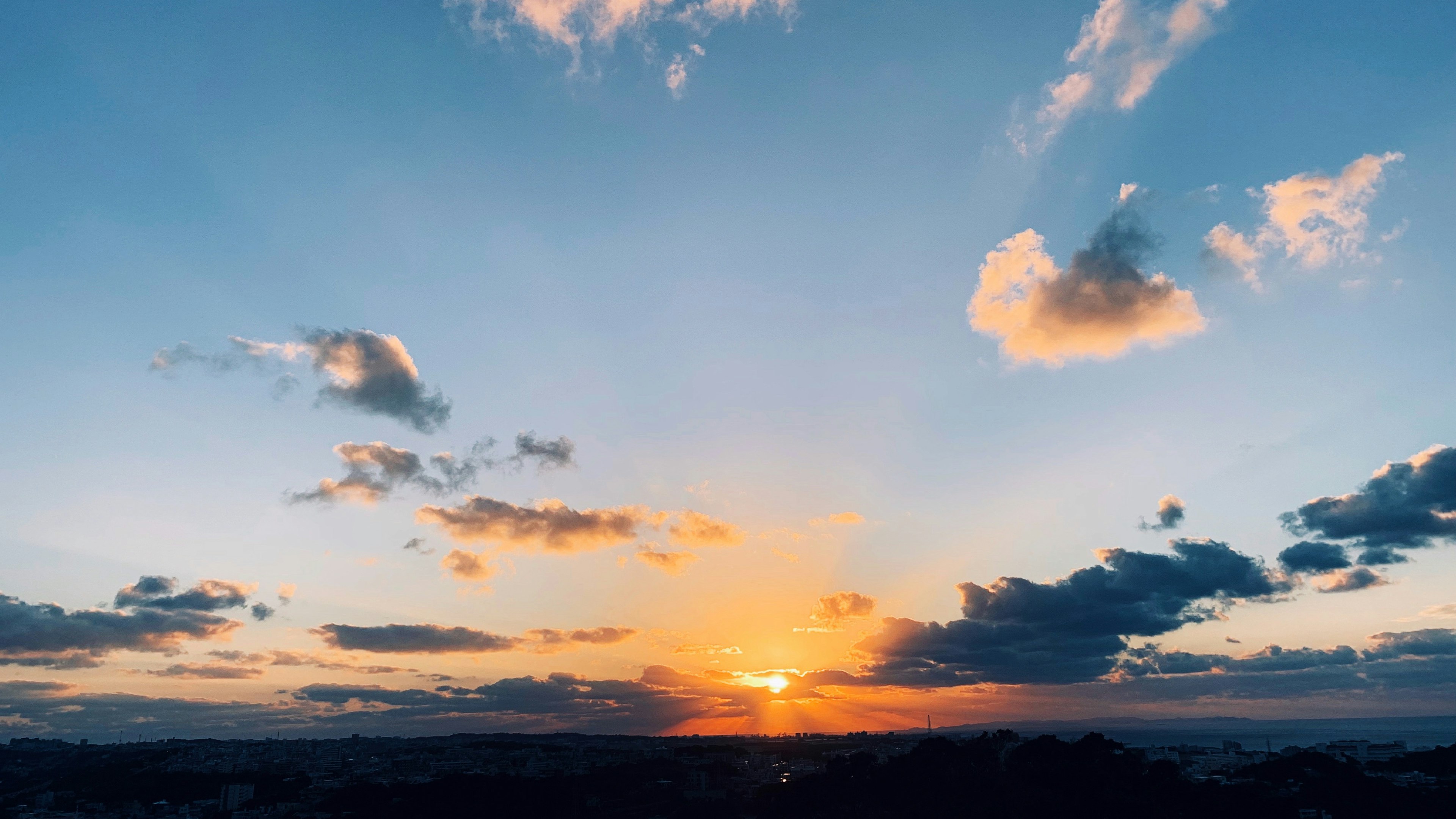 Tramonto su un cielo blu chiaro con nuvole sparse