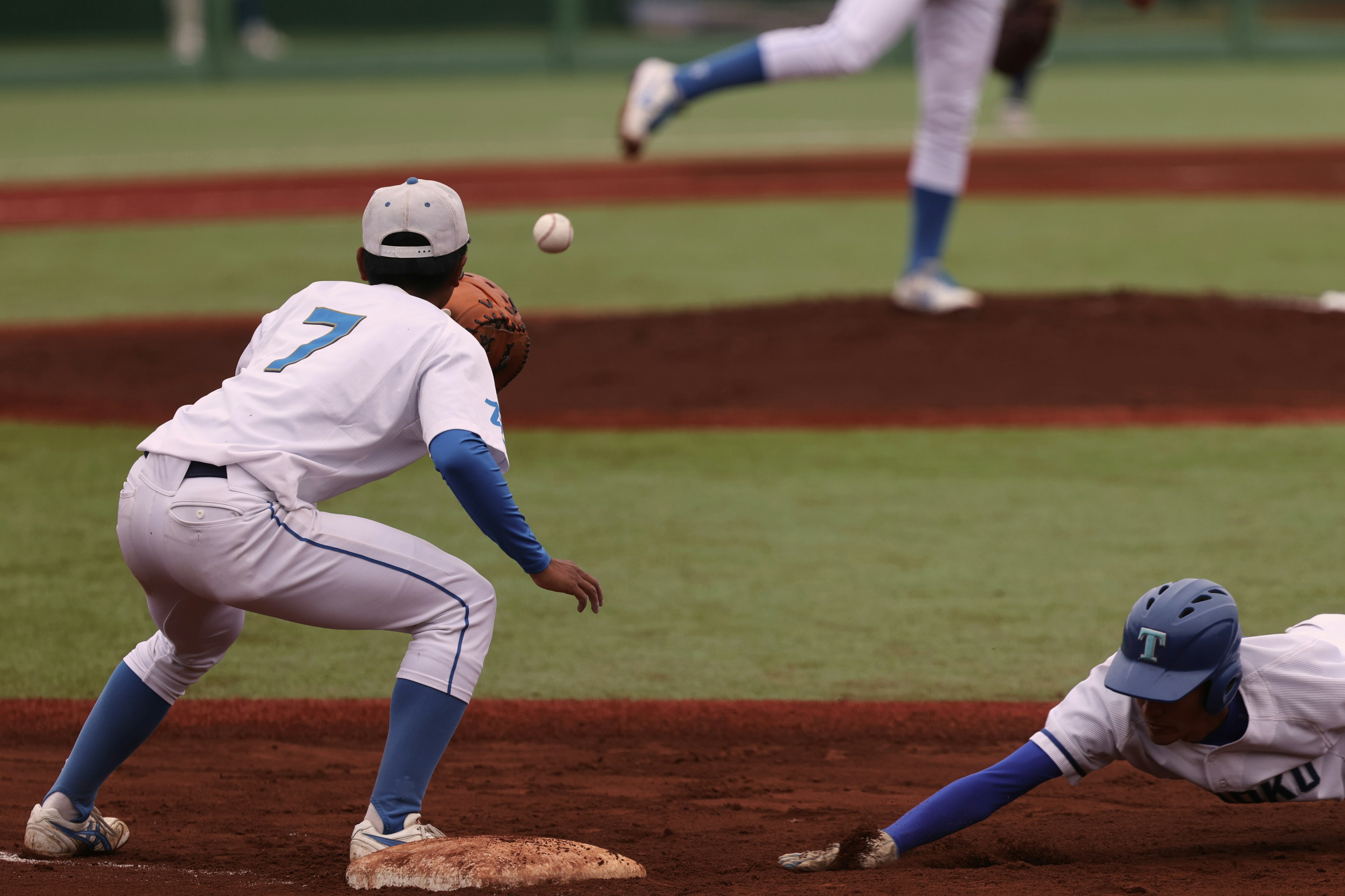 野球の試合中の選手たちがプレーしているシーン