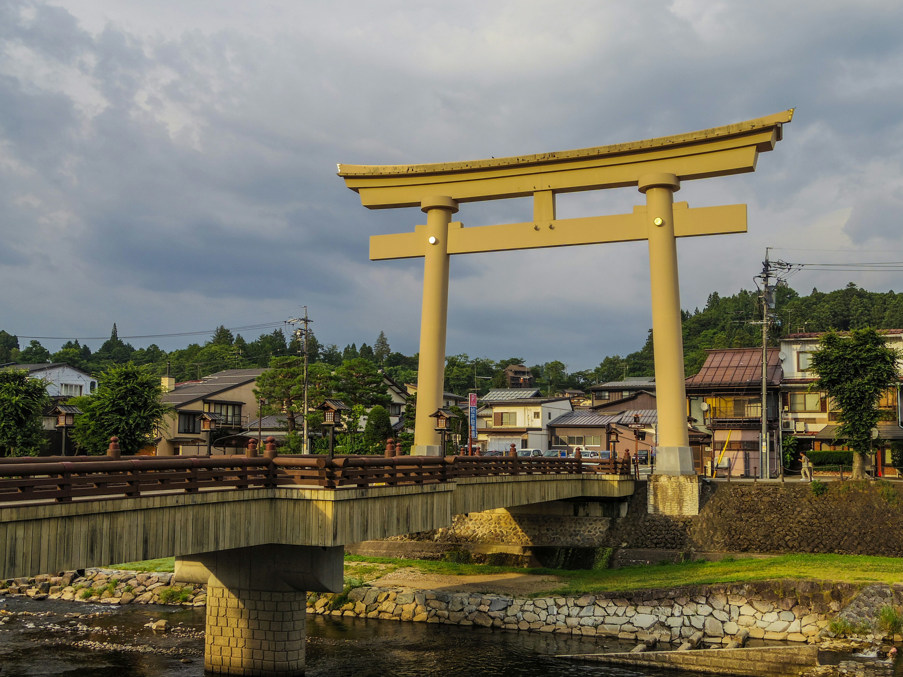 美しい鳥居がある橋の風景 住宅街と緑の背景