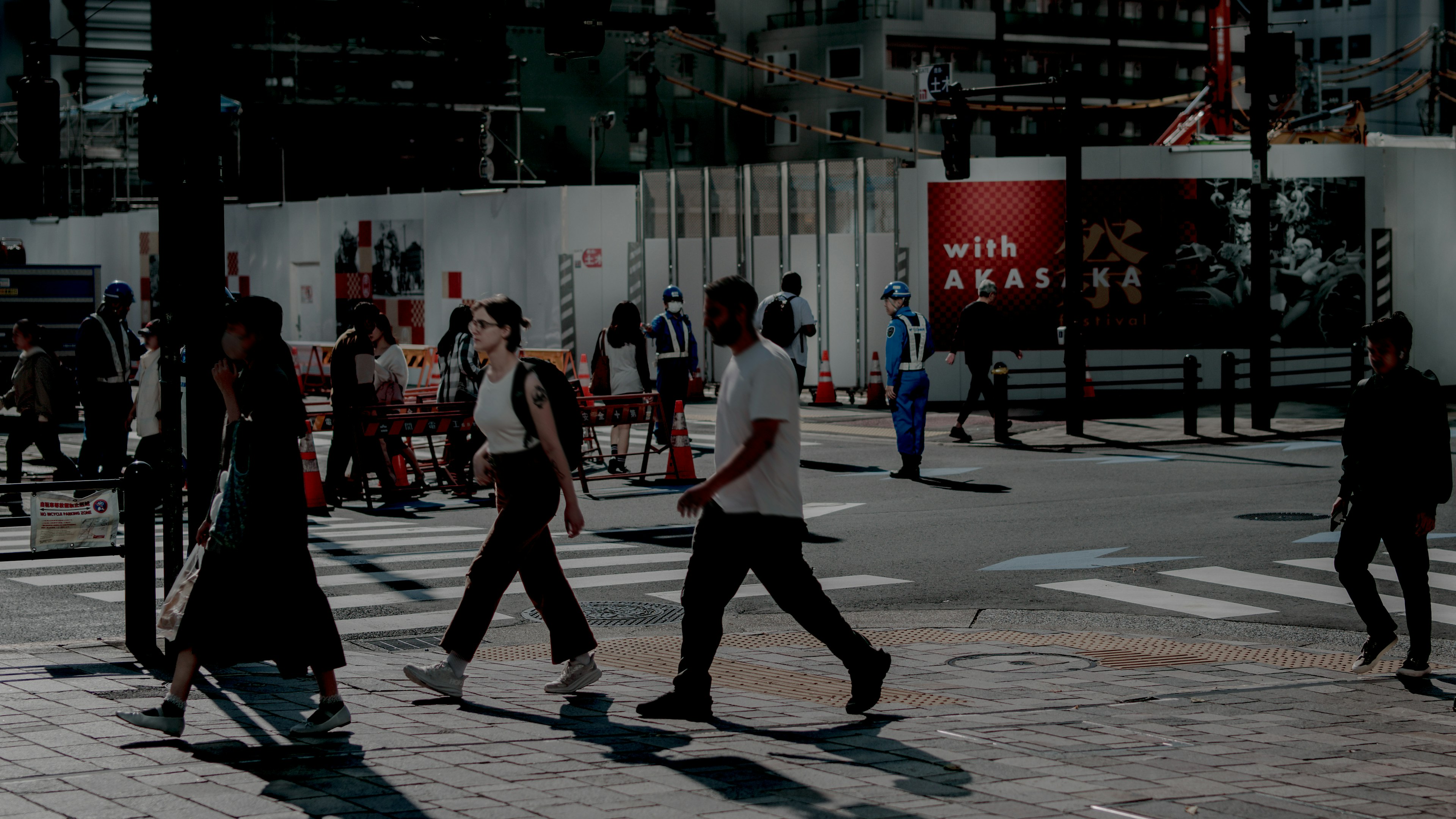 Escena urbana con personas cruzando la intersección