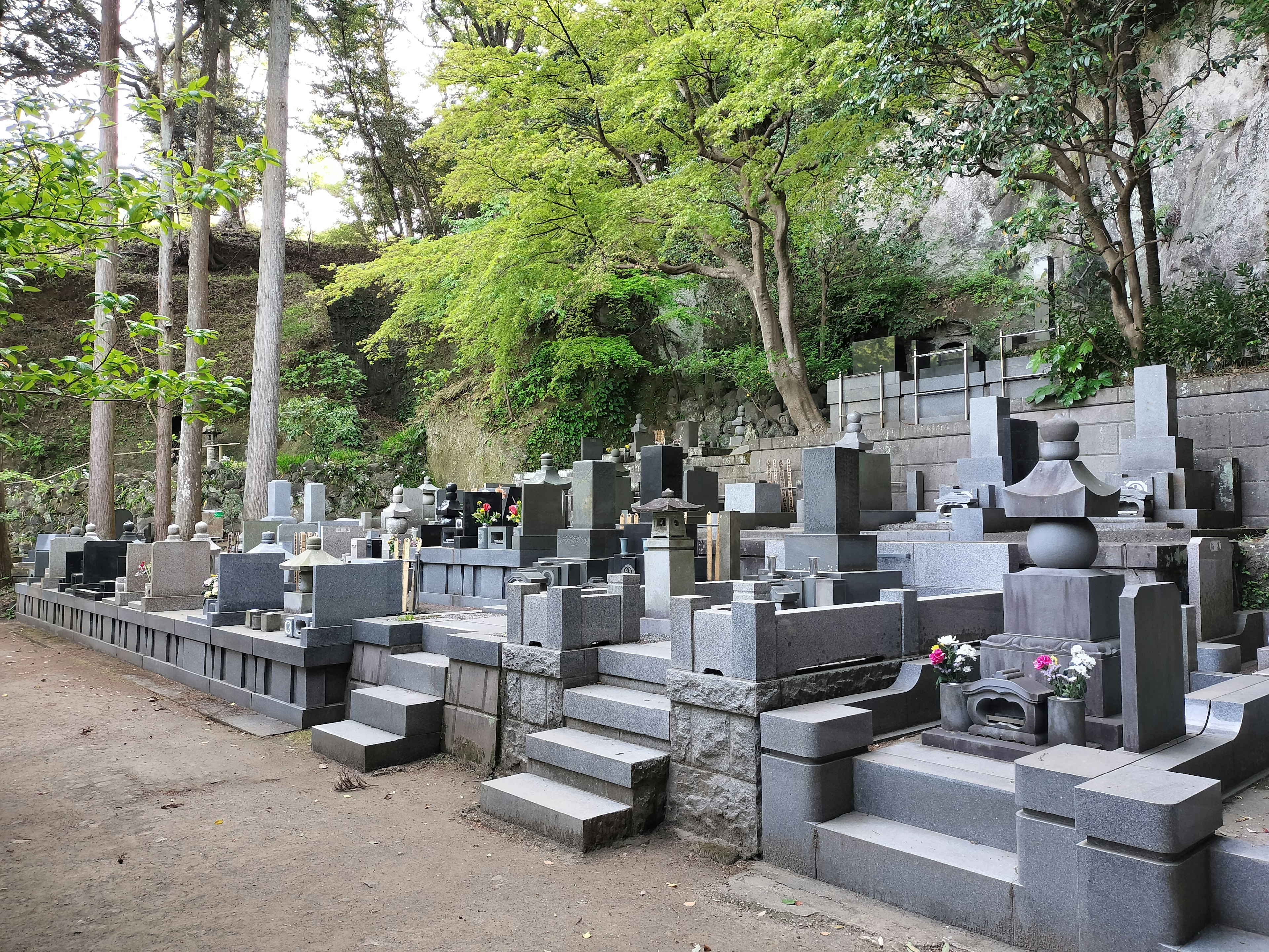 Un cimetière avec des tombstones gris entouré d'arbres