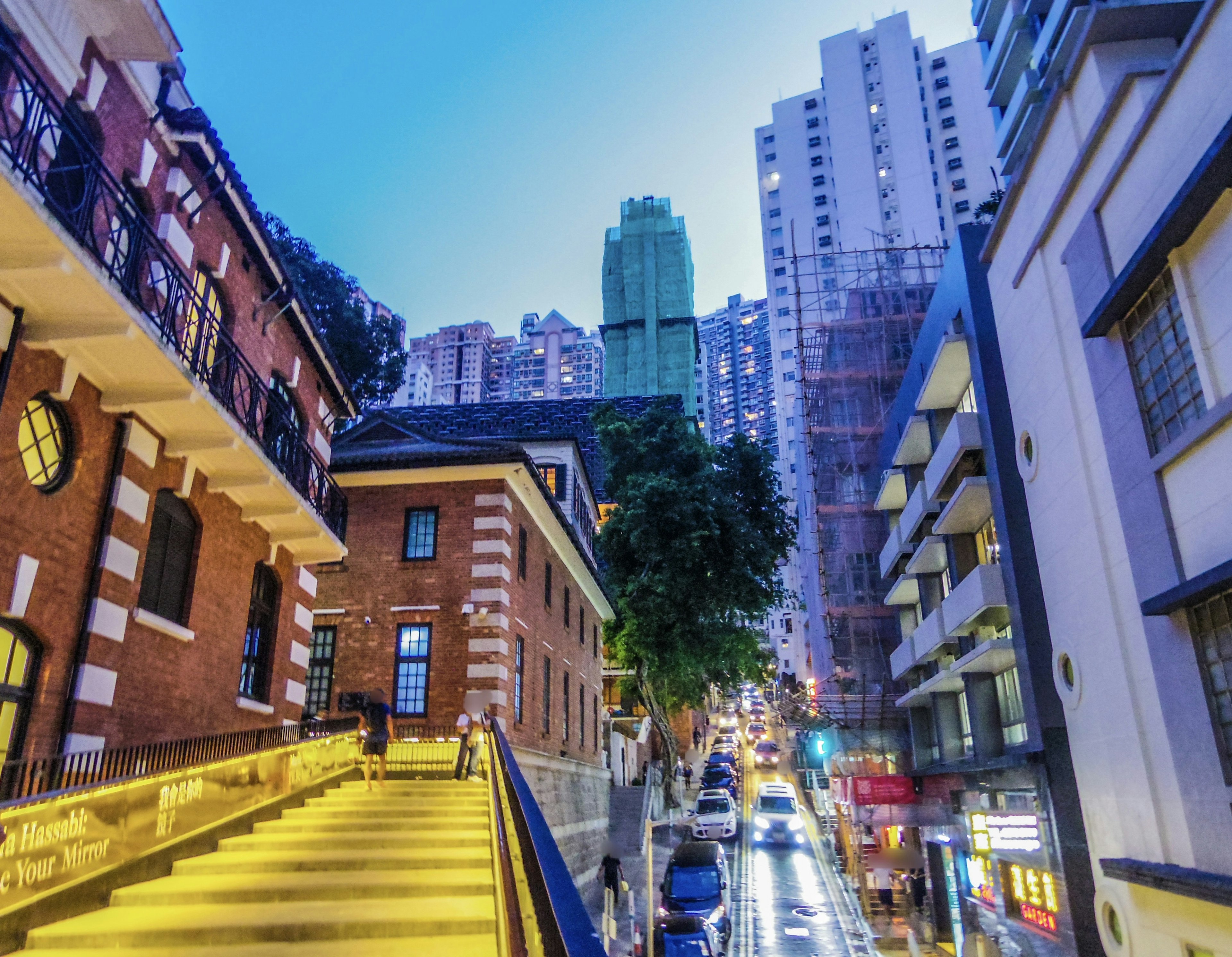 夜の都市景観にある歴史的な建物と近代的な高層ビルが共存する風景