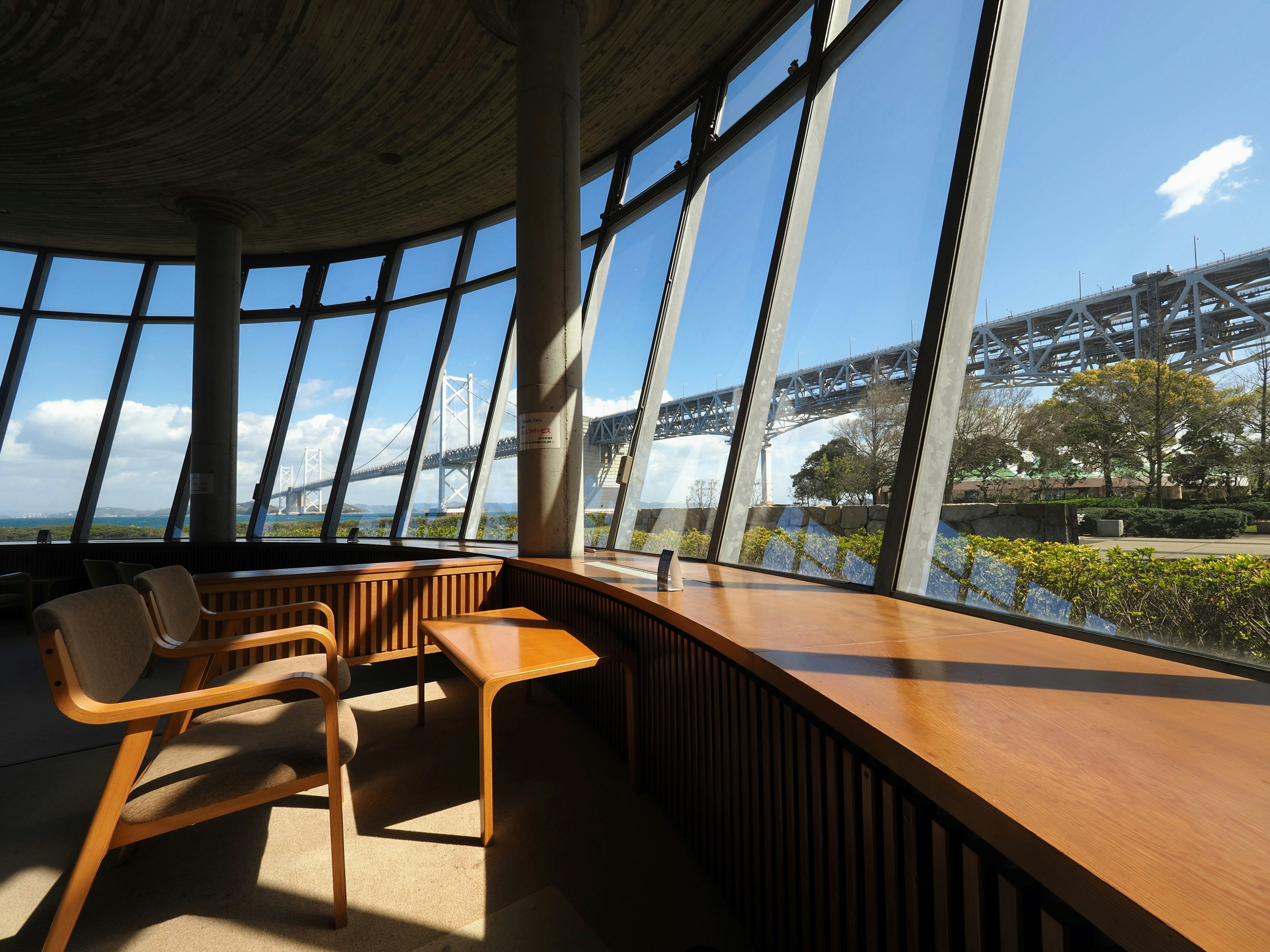 Espacio interior moderno con grandes ventanas y muebles de madera