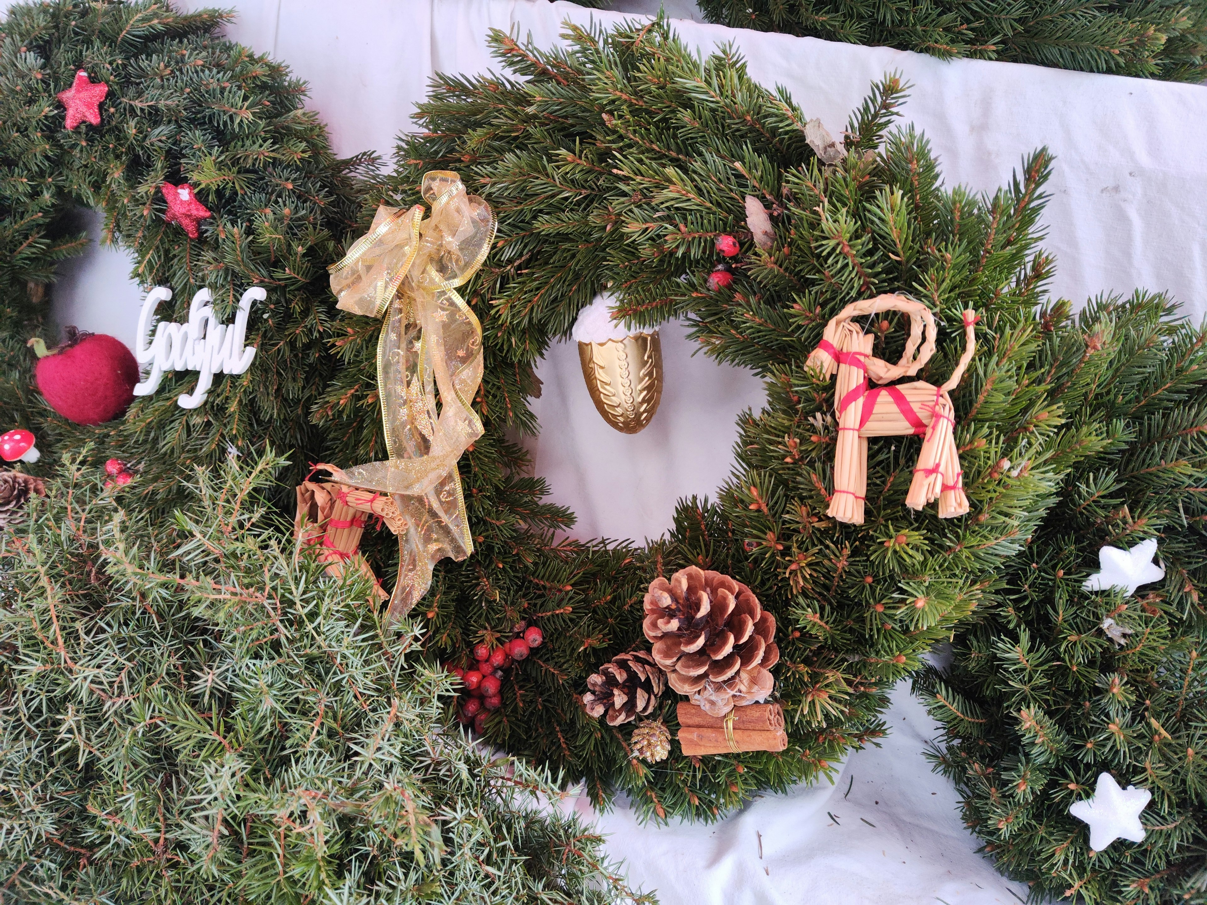 Coronas de Navidad decoradas con adornos rojos y acentos de madera