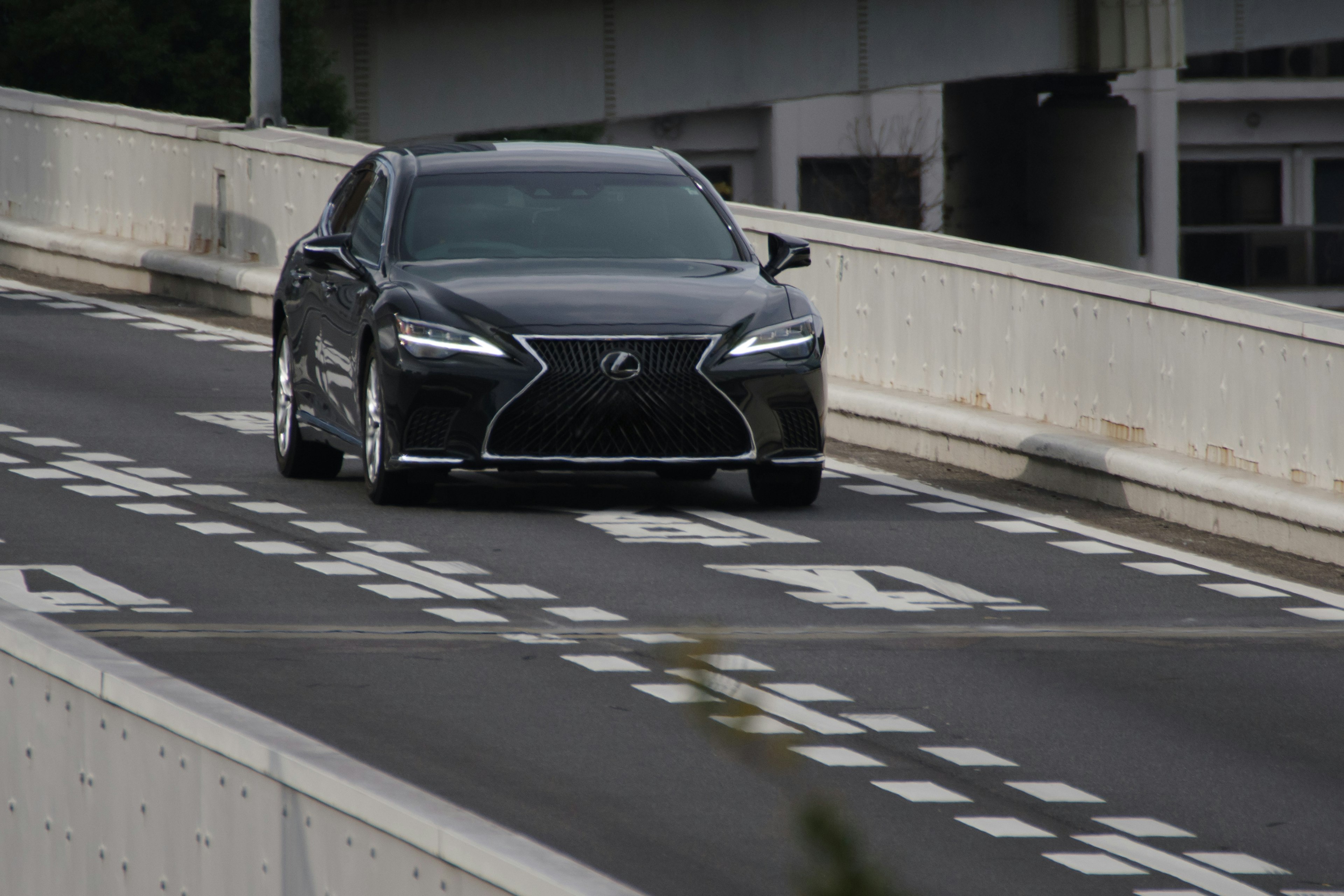 黒いレクサスの車が道路を走っている