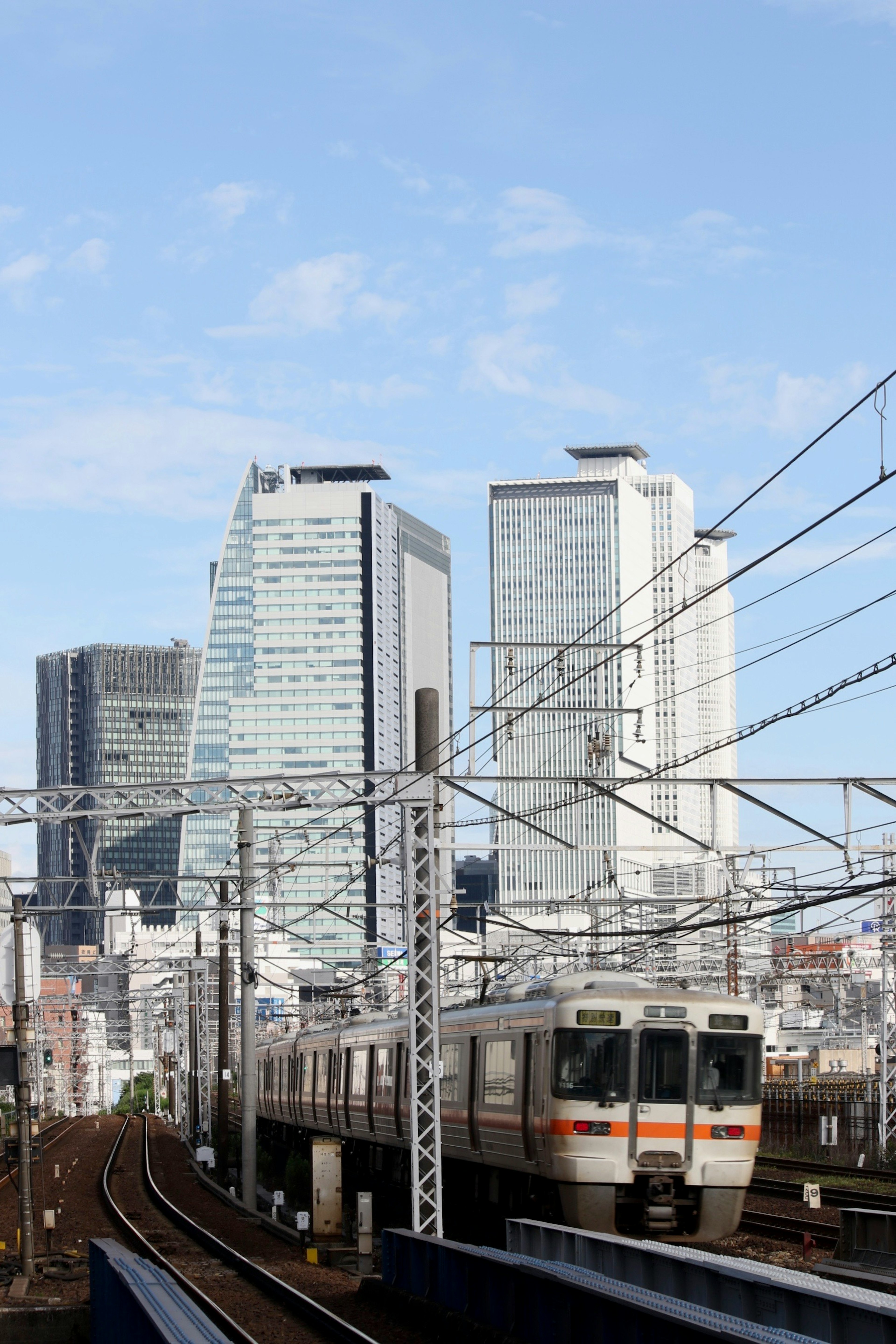 都市の高層ビルと鉄道が映る風景