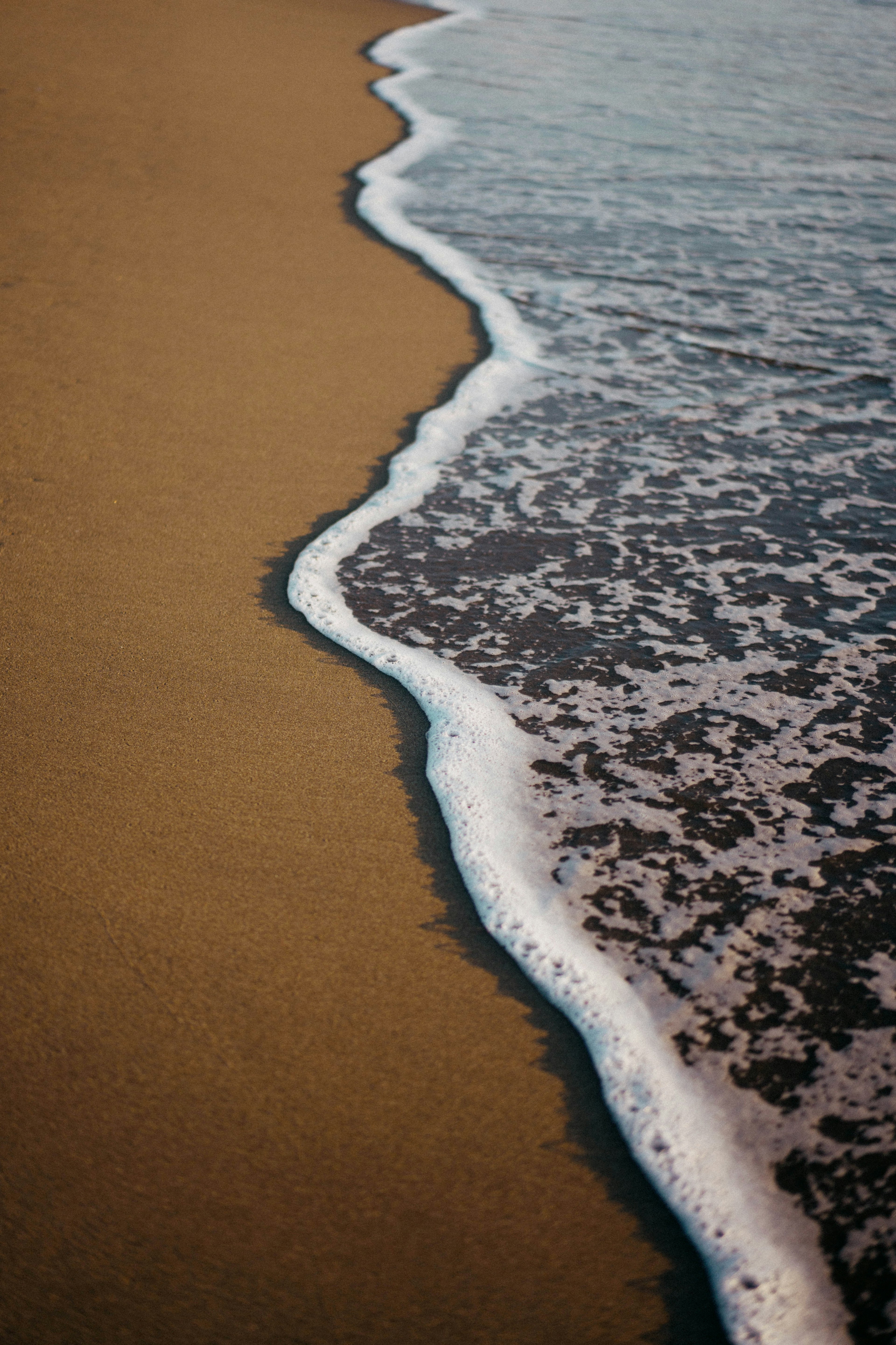 海浪拍打在沙滩上