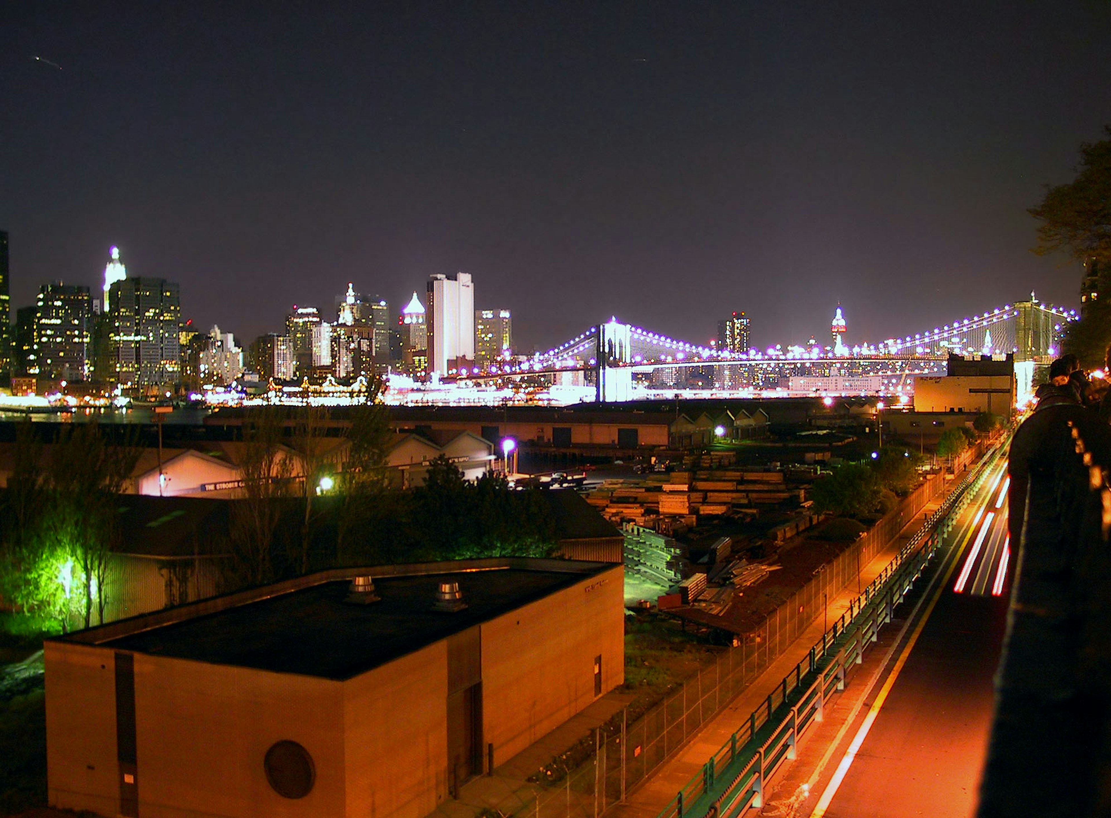 Pemandangan malam garis langit New York dengan Jembatan Queensboro