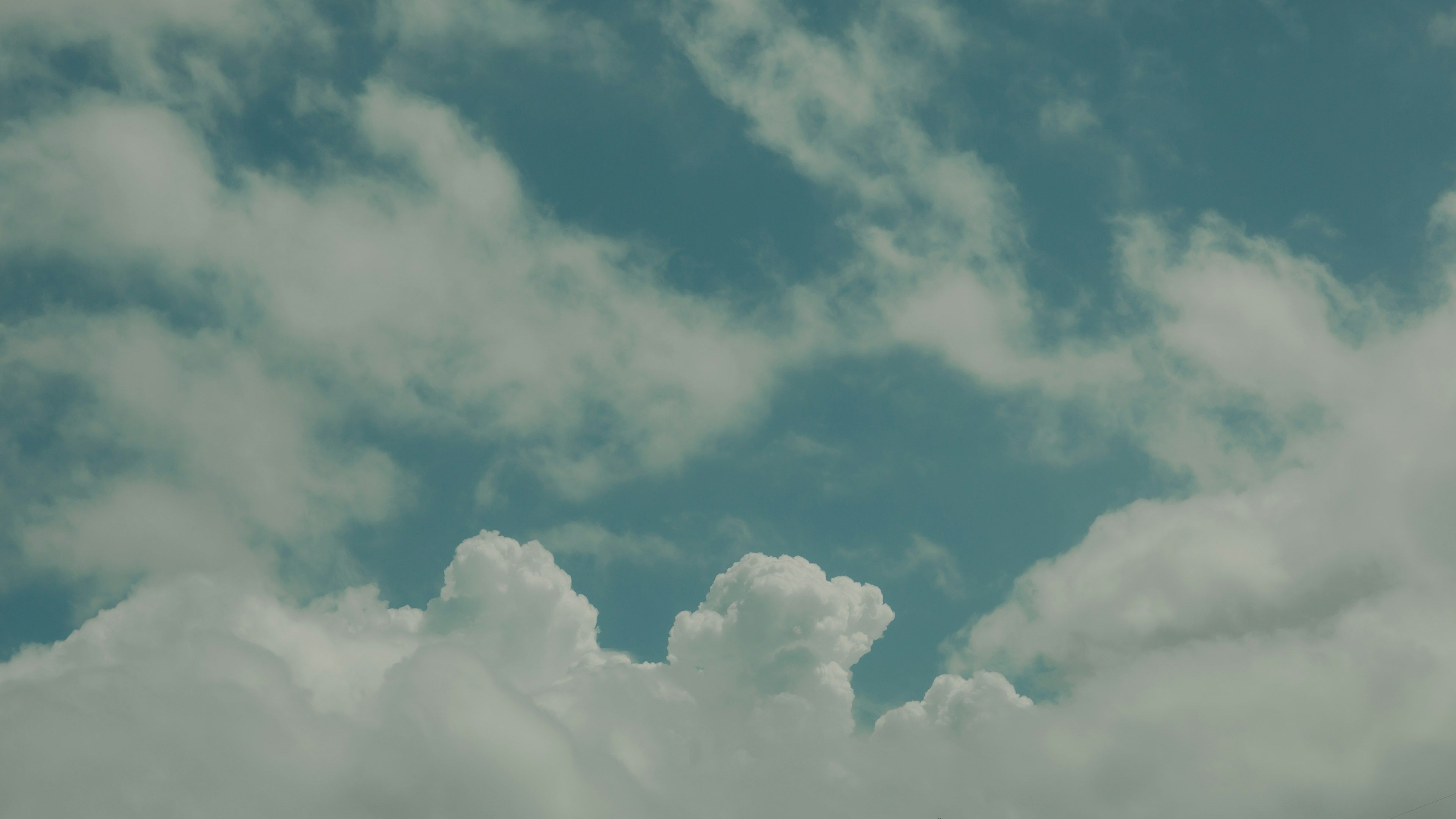 Schöne Szene mit weißen Wolken, die in einem blauen Himmel schweben