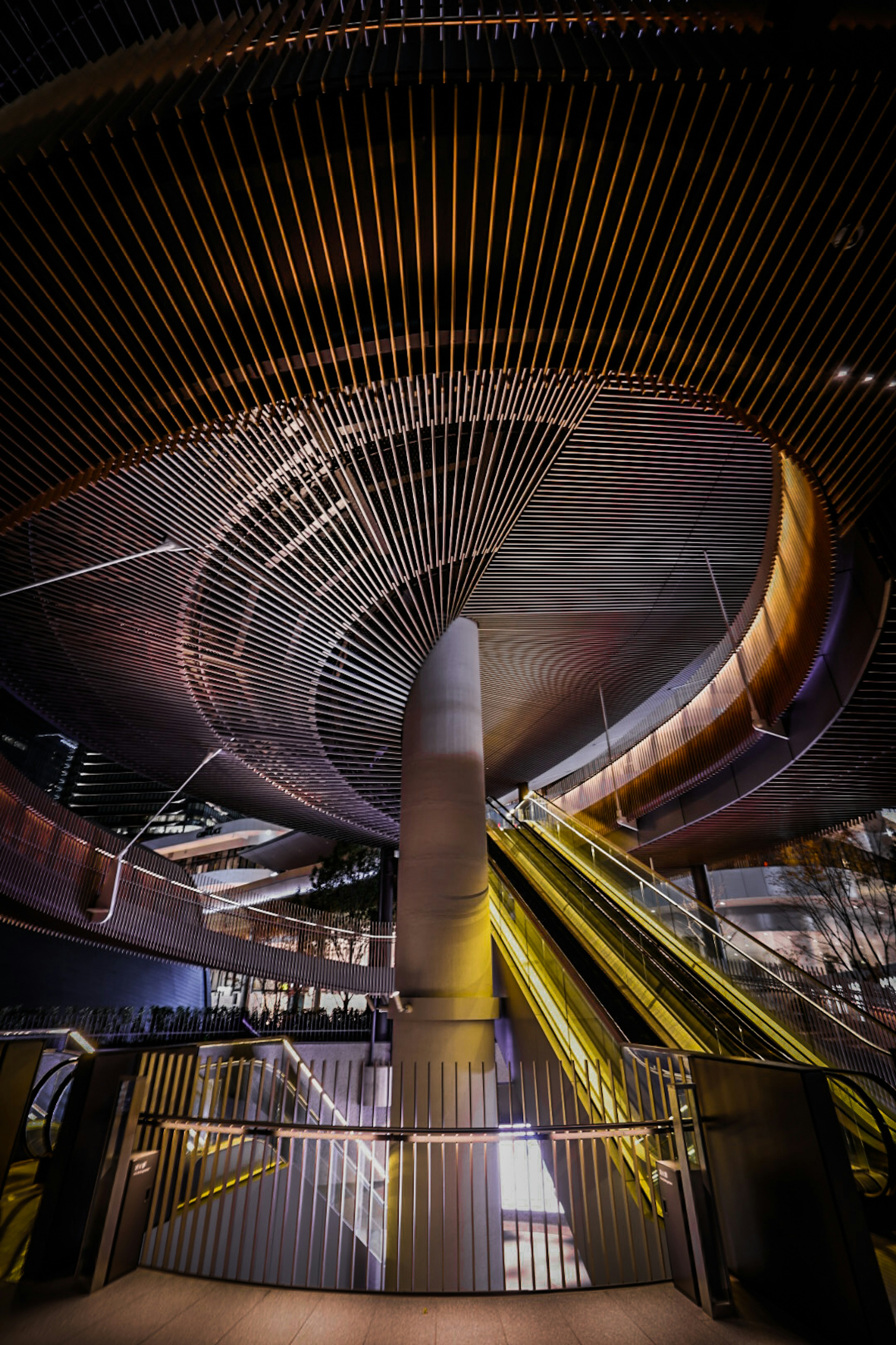 Interior arquitectónico moderno con escalera en espiral y decoración metálica