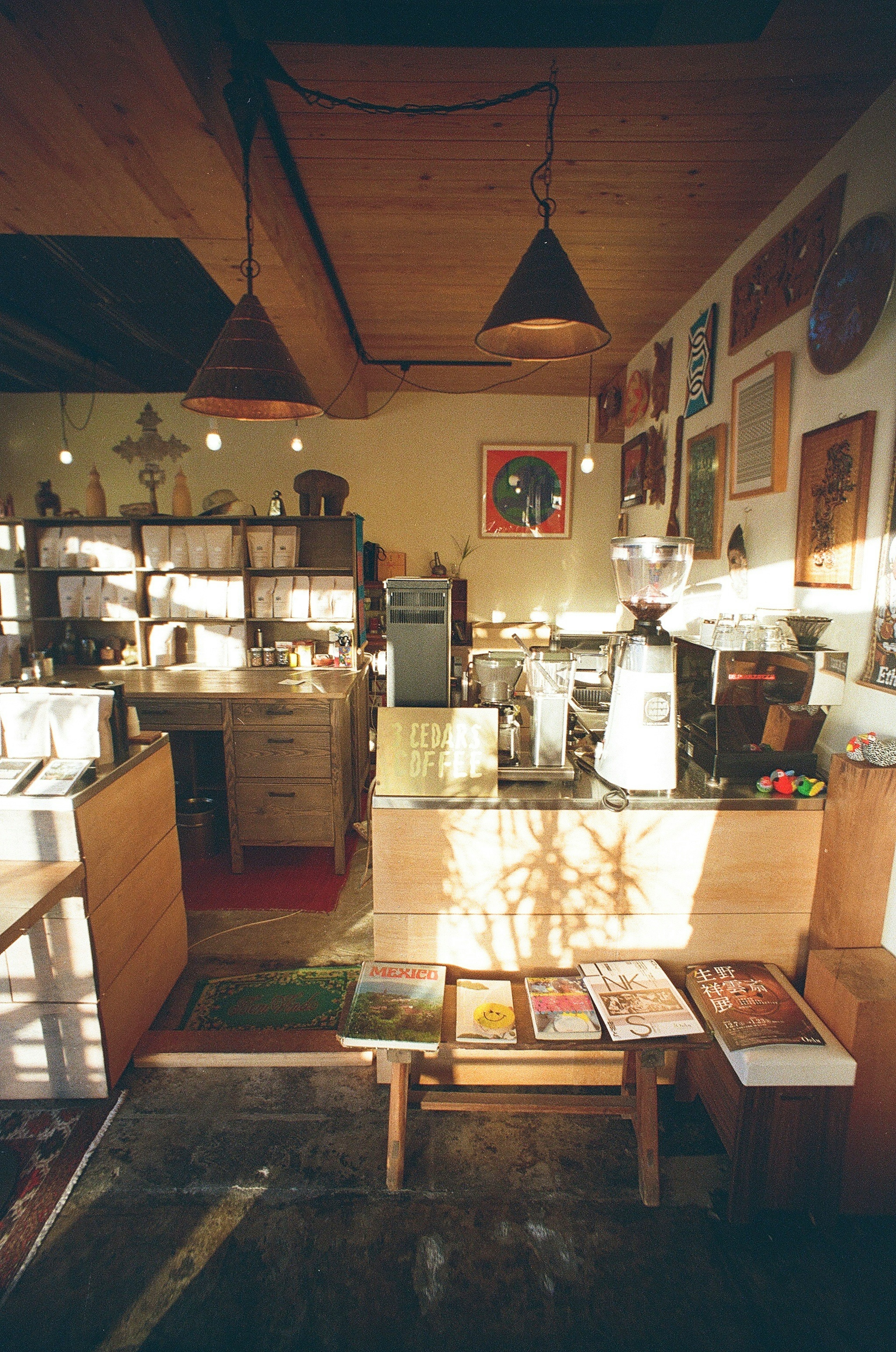 Interno accogliente di un caffè con bancone in legno e pareti decorate con arte