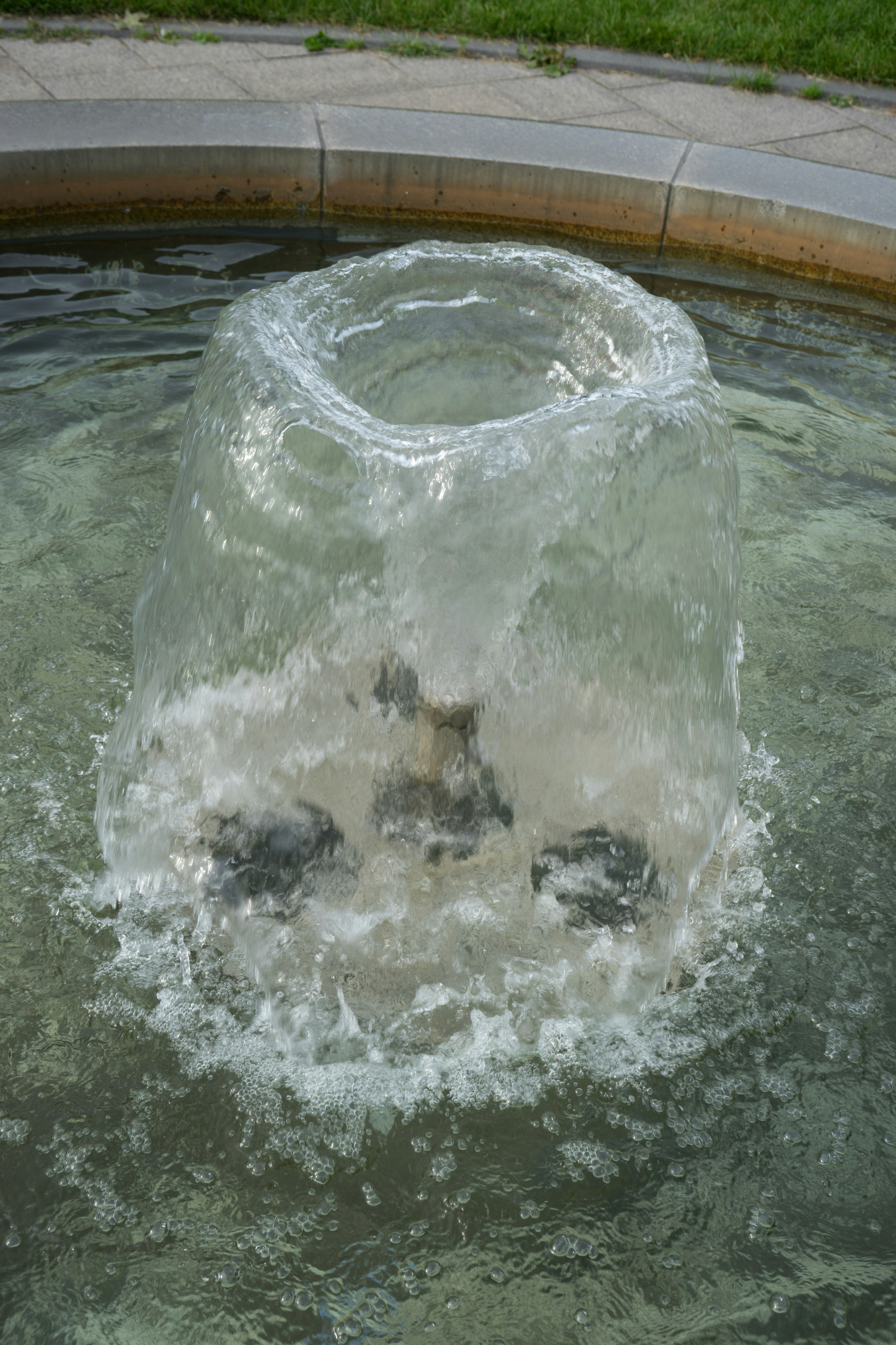 Ein sprudelnder Brunnen mit einem kreisförmigen Wasserelement