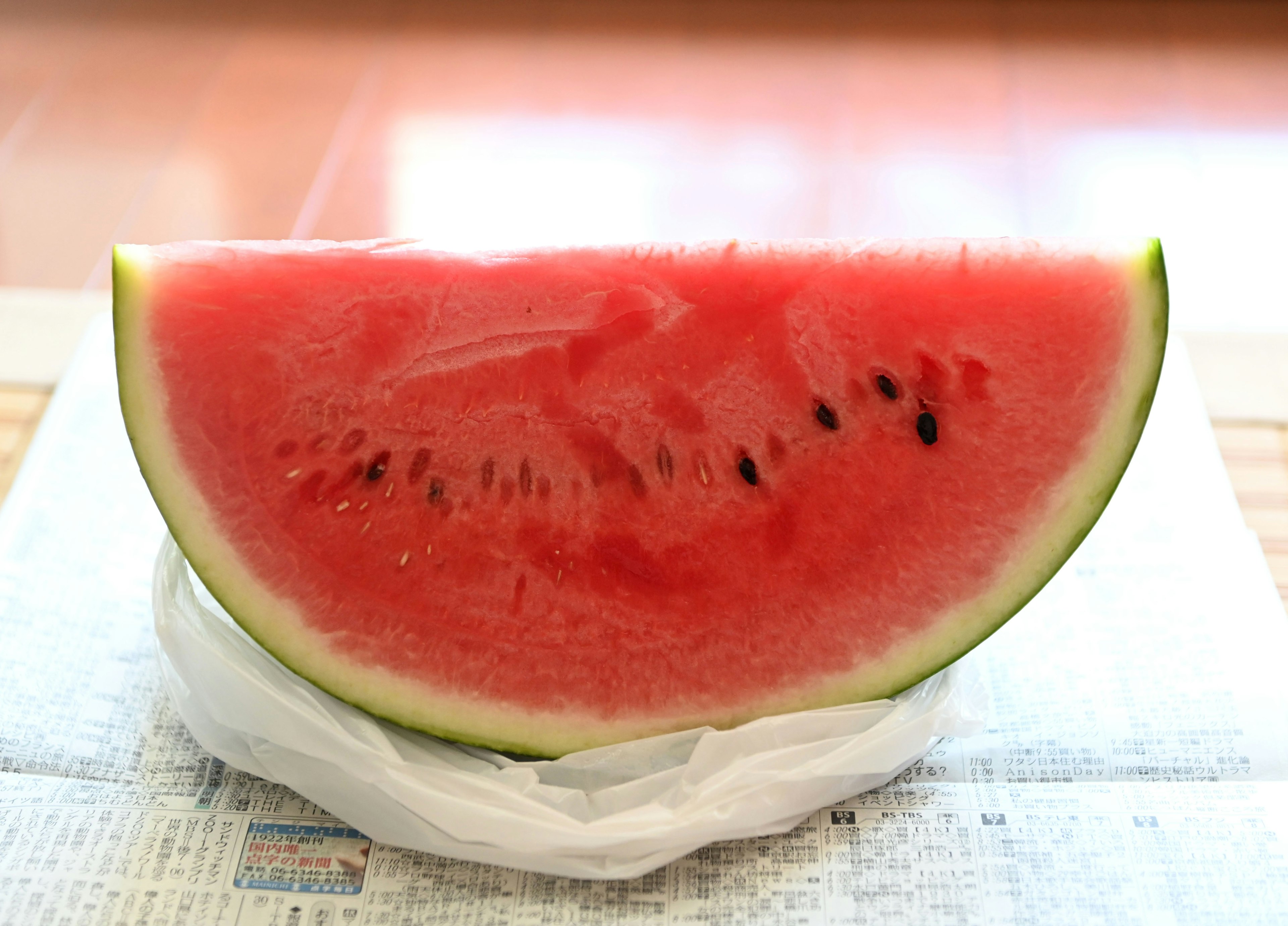 Eine halbierte Wassermelone auf einem weißen Tuch