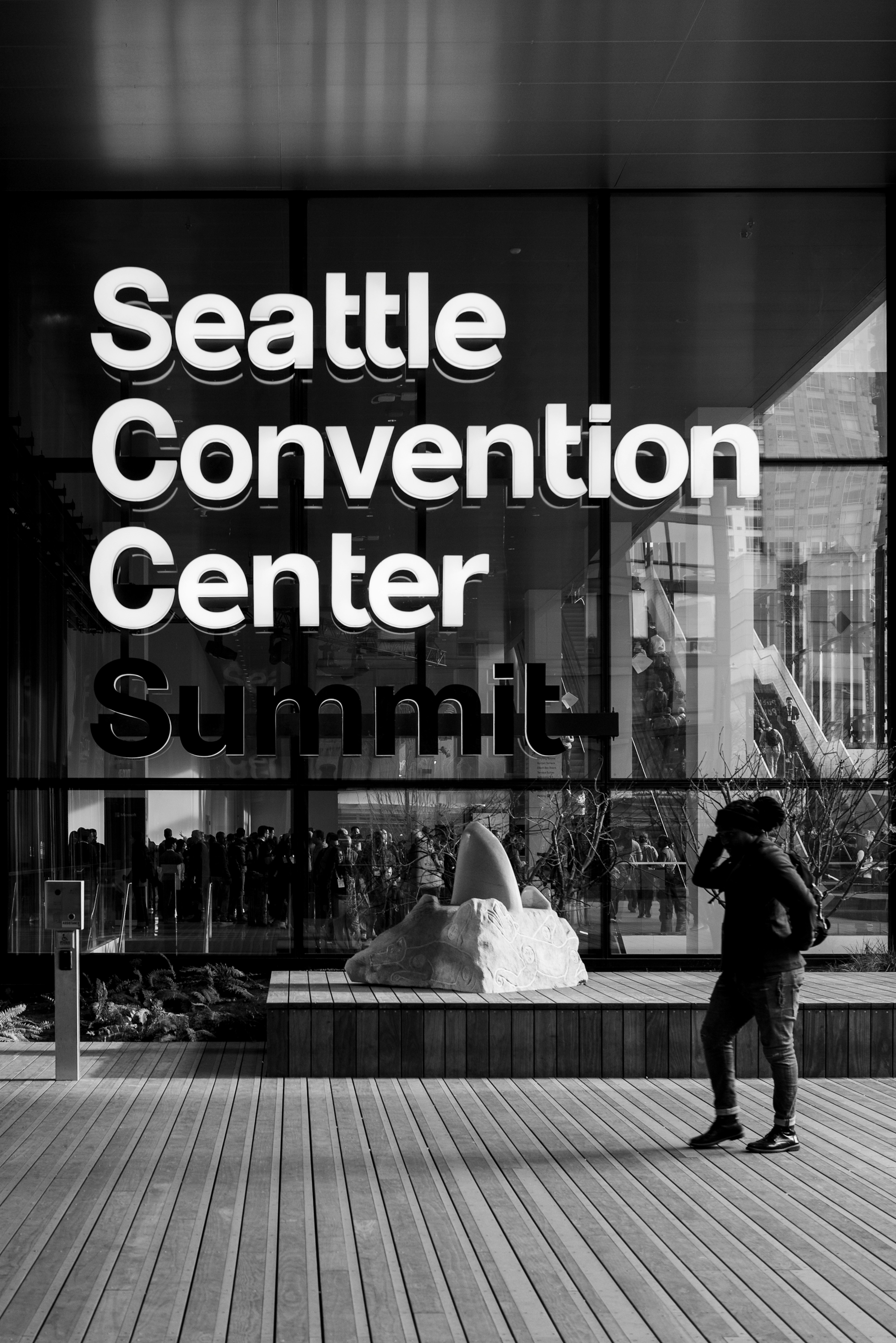 Tanda Summit di Seattle Convention Center dengan pejalan kaki