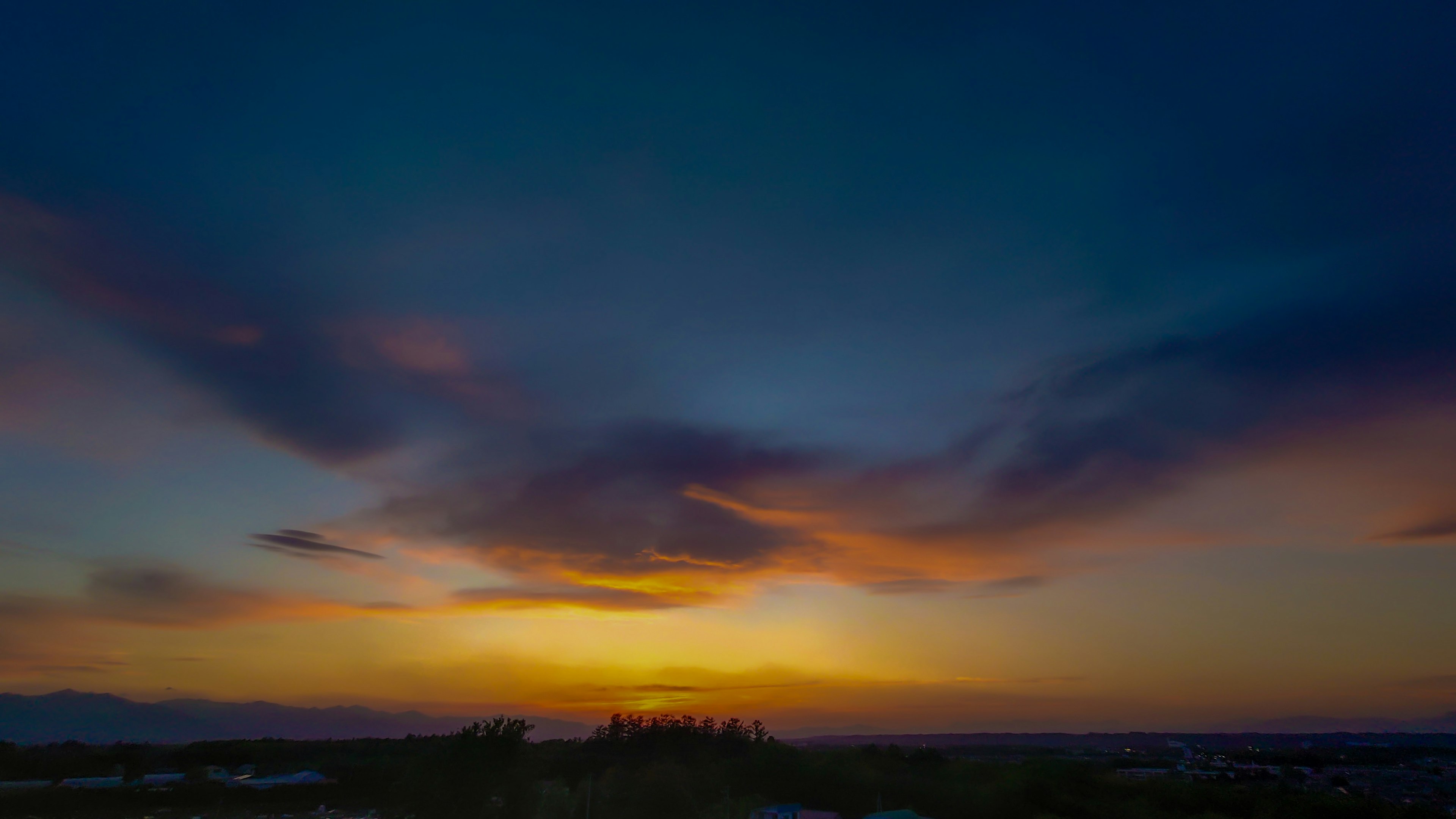 美しい夕焼けの空と色彩の変化