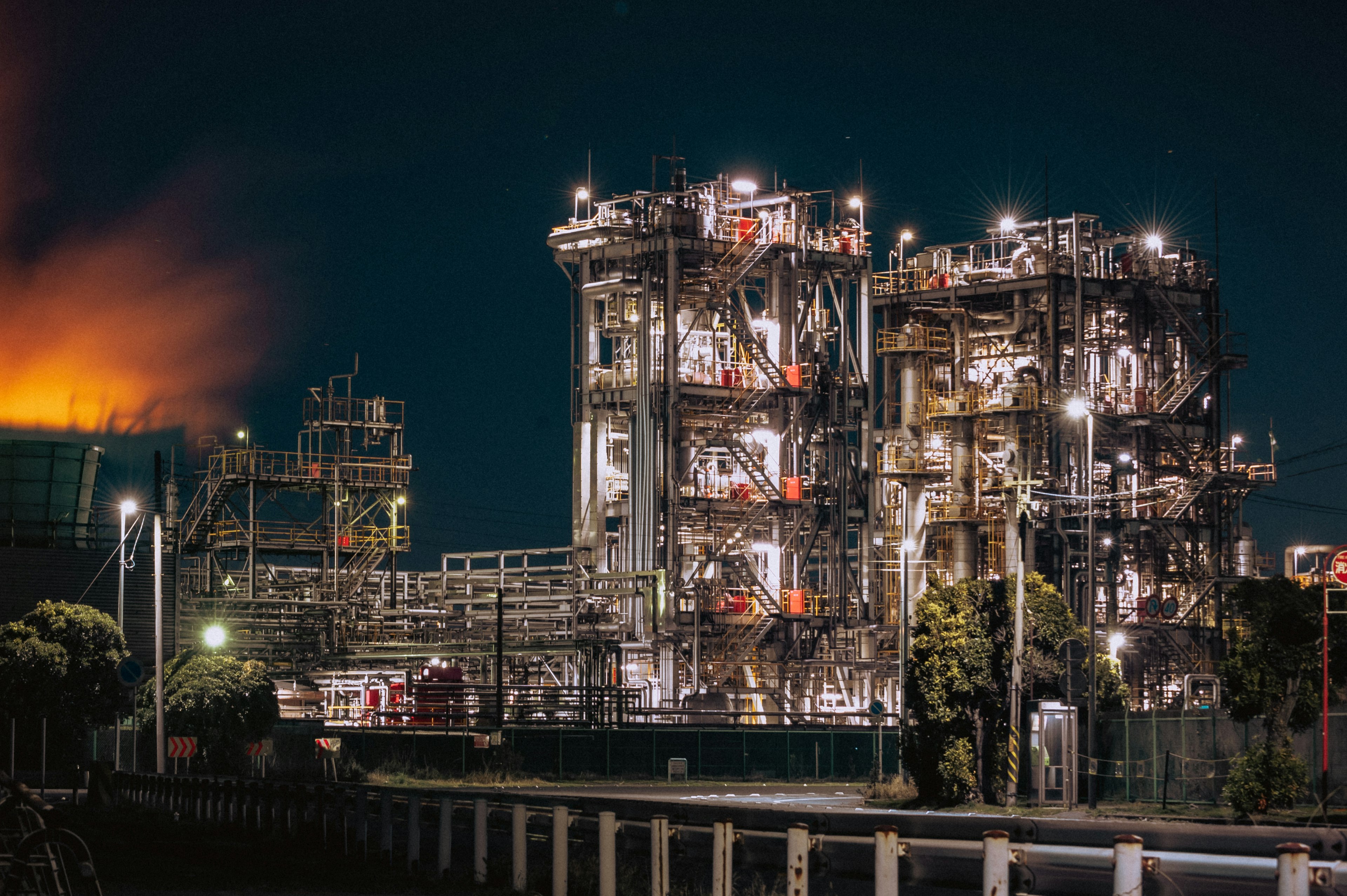 Planta industrial iluminada de noche con estructuras intrincadas