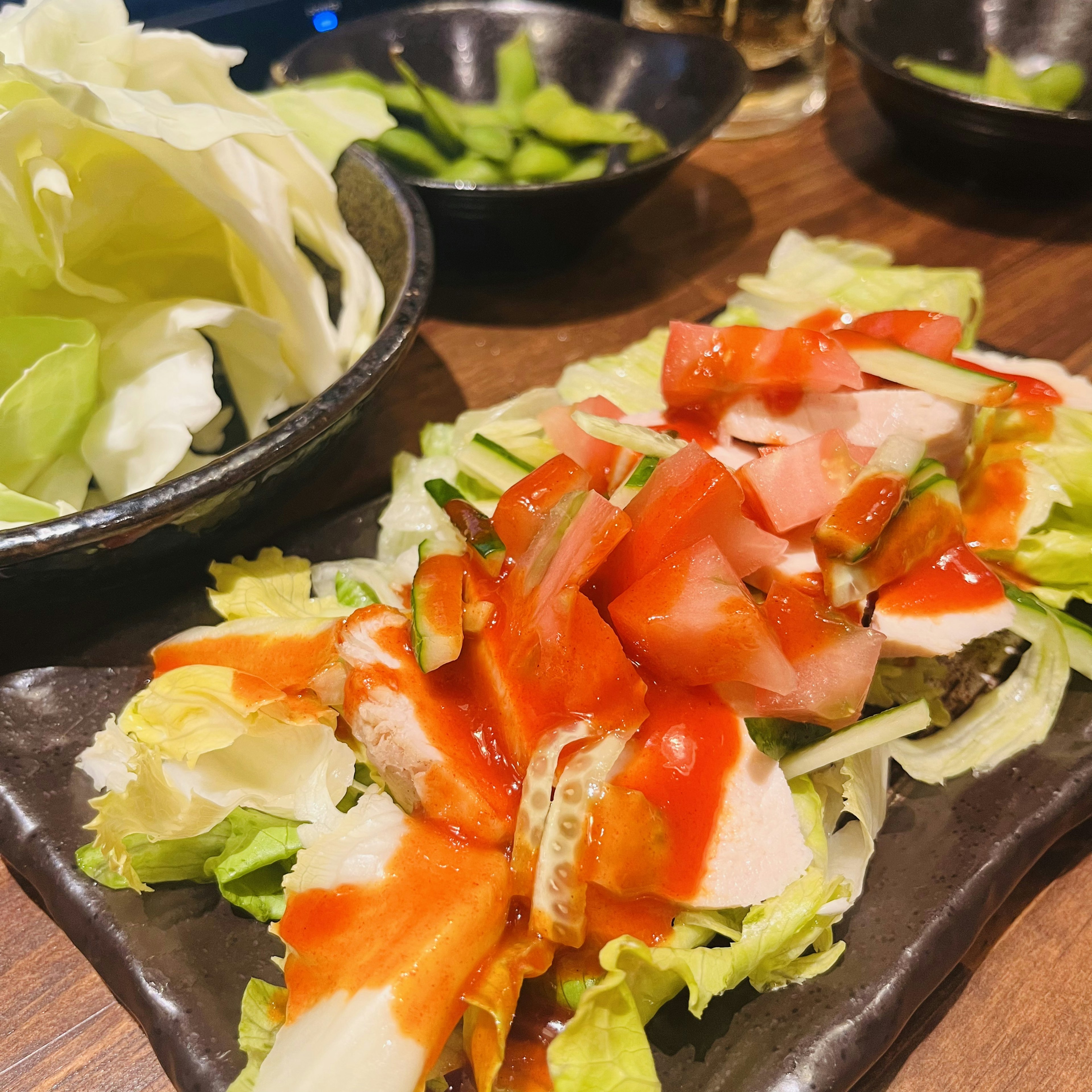 Salad rau diếp và cà chua tươi với sốt ketchup