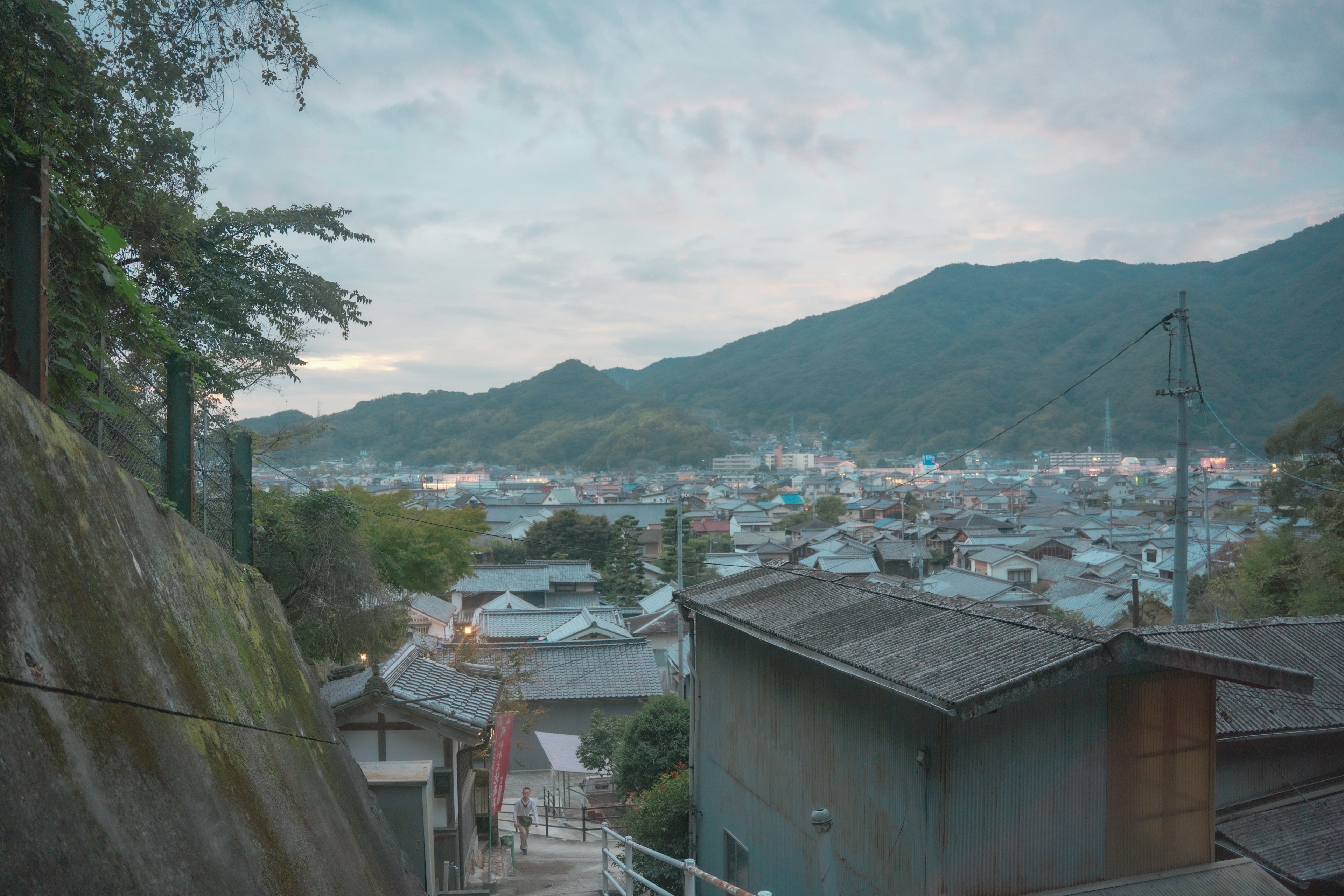 山々に囲まれた静かな集落の風景