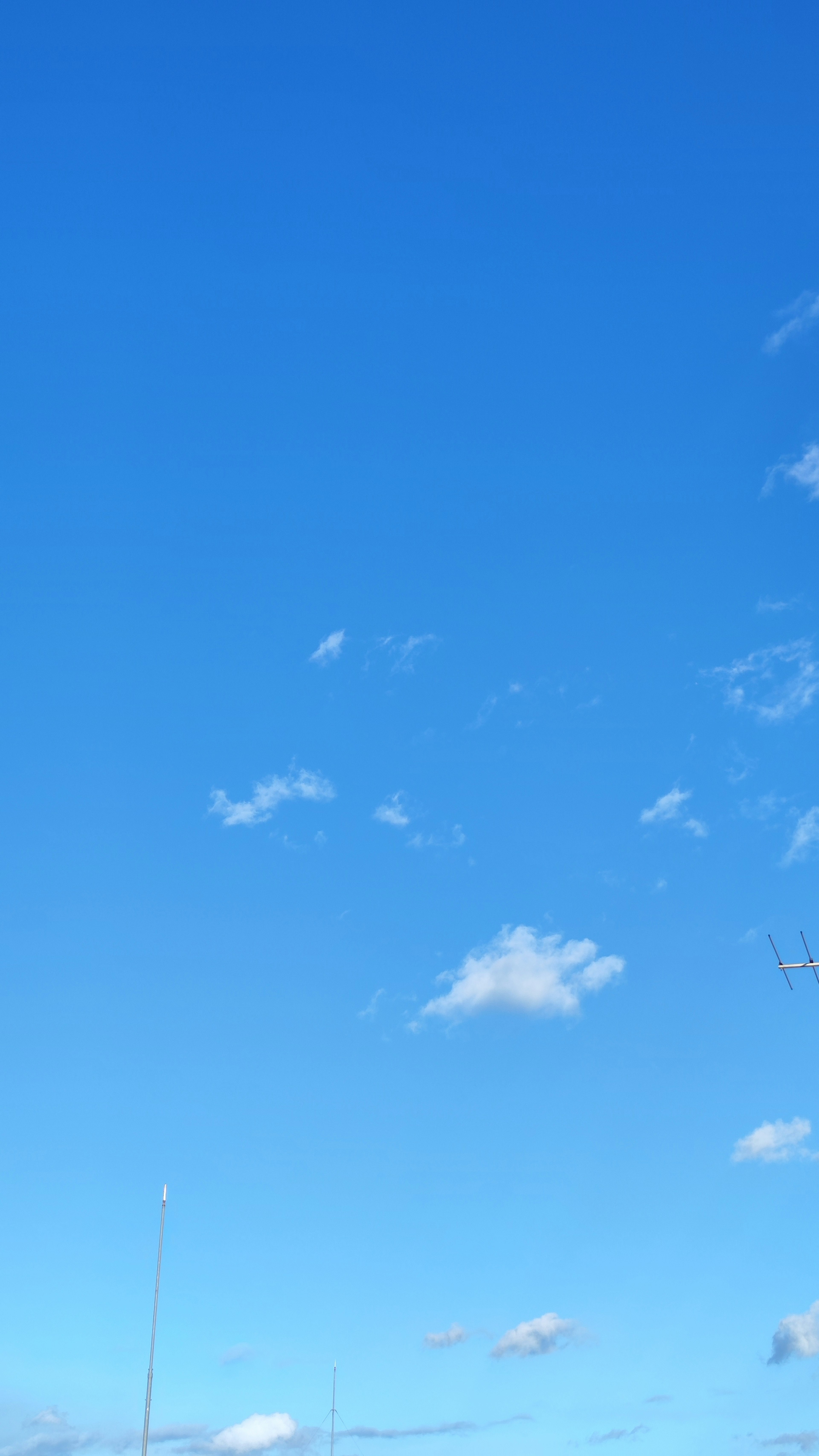 Langit biru cerah dengan awan putih yang tersebar