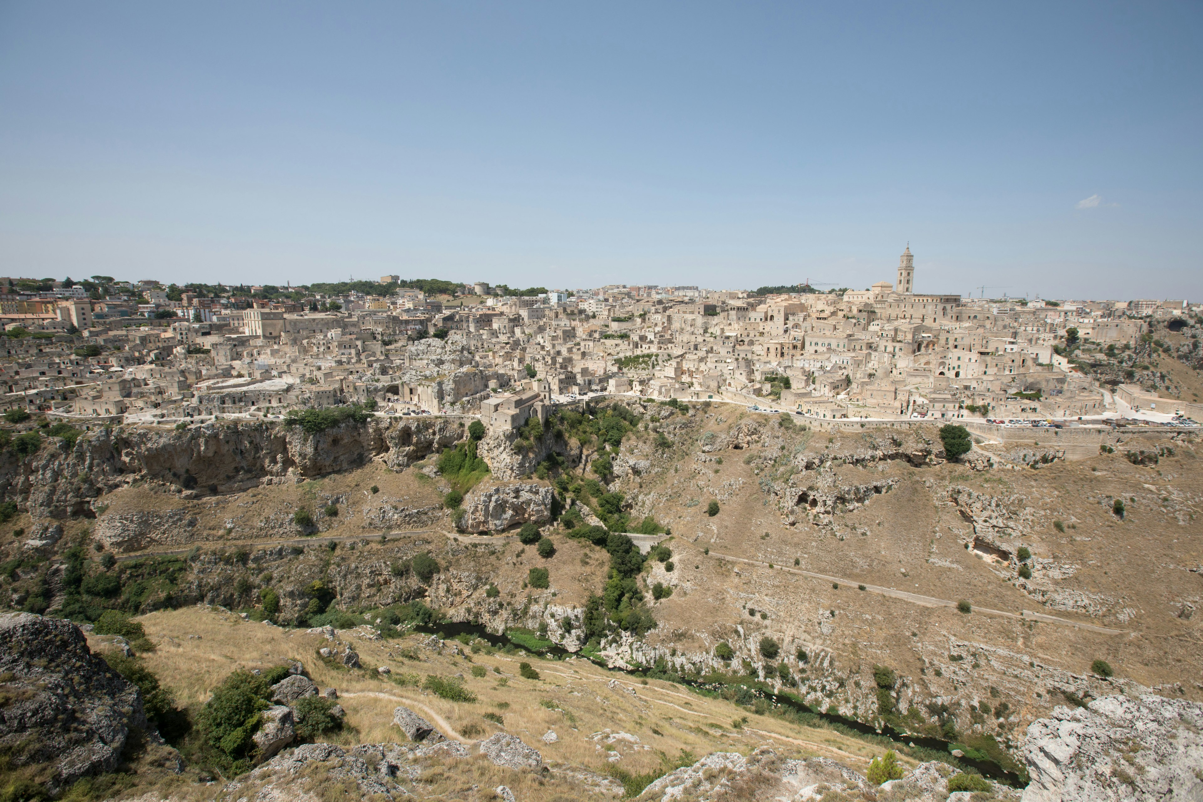 Cảnh quan toàn cảnh của Matera hiển thị các tòa nhà bằng đá và địa hình đá