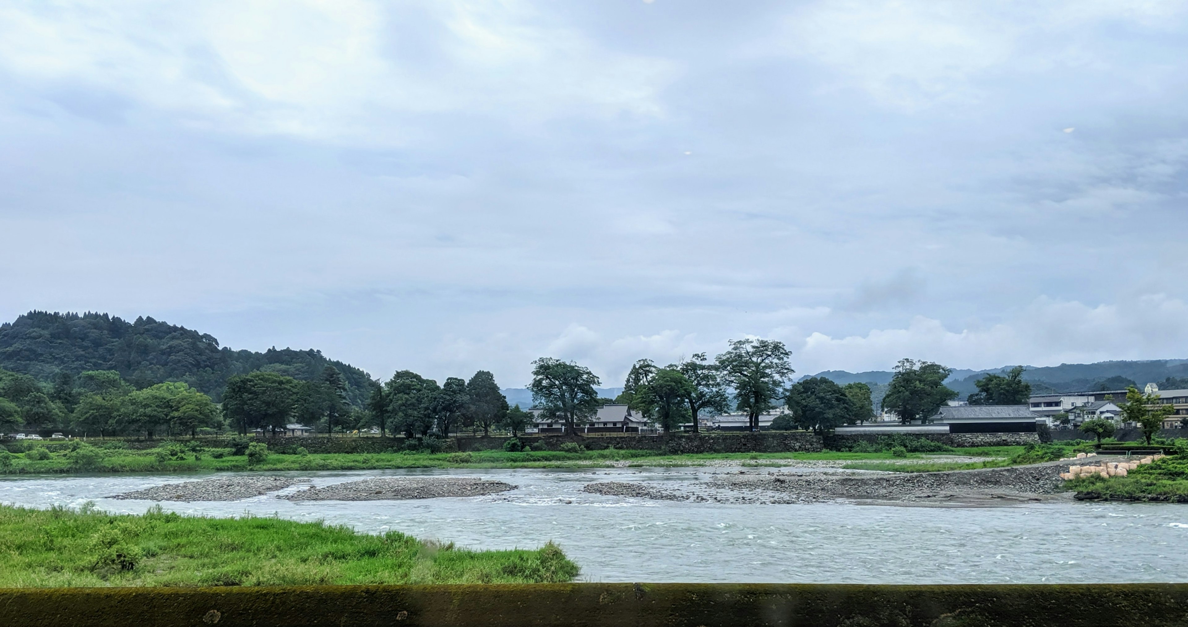 Pemandangan tenang dengan sungai dan vegetasi subur