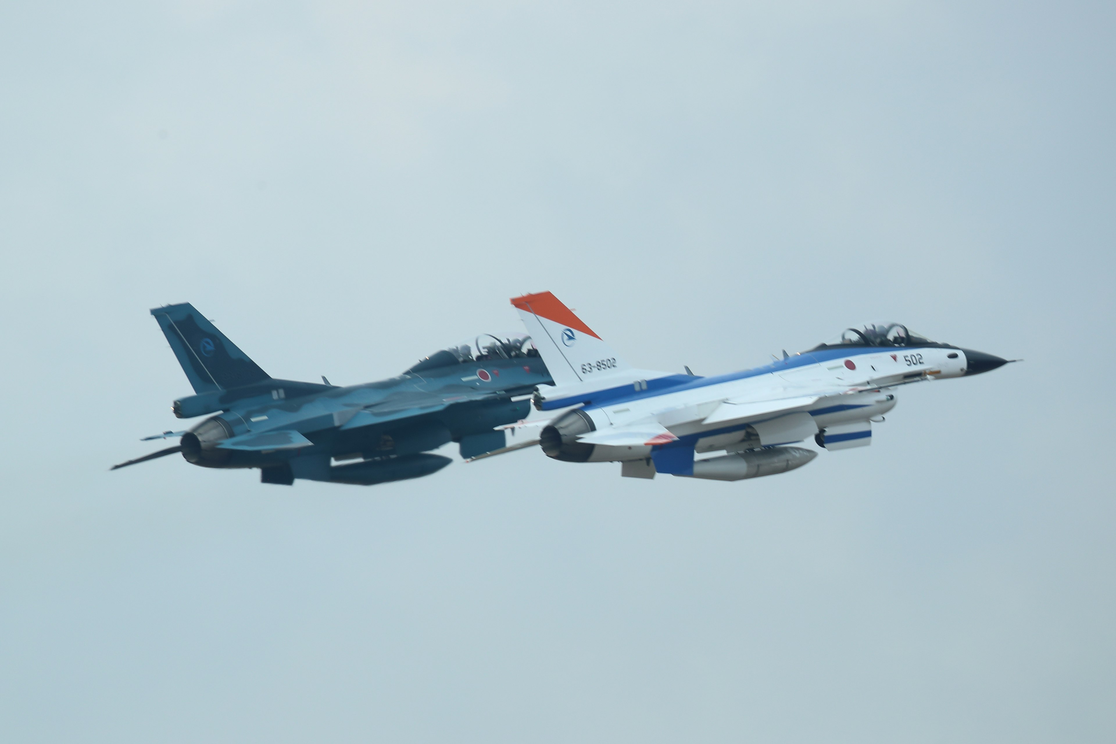 Dos aviones de combate volando en formación en el cielo