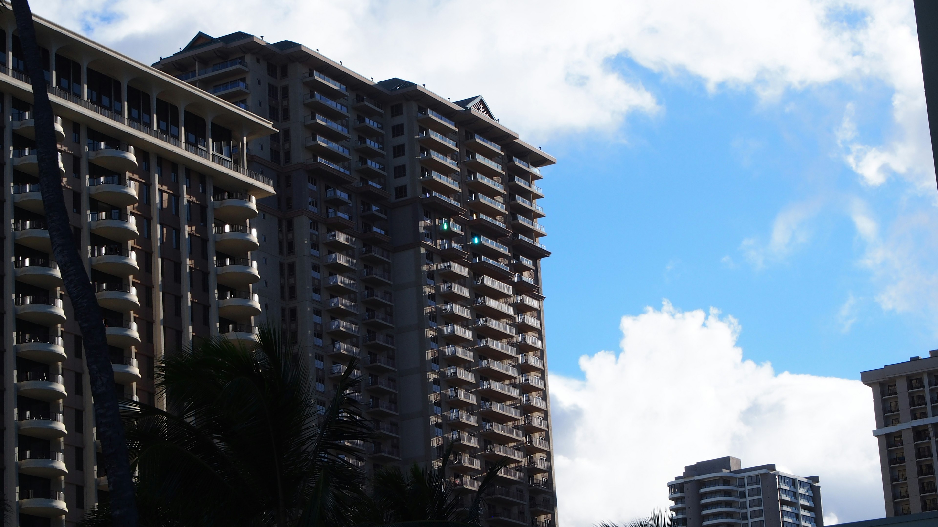 Garis langit perkotaan dengan gedung tinggi dan langit biru