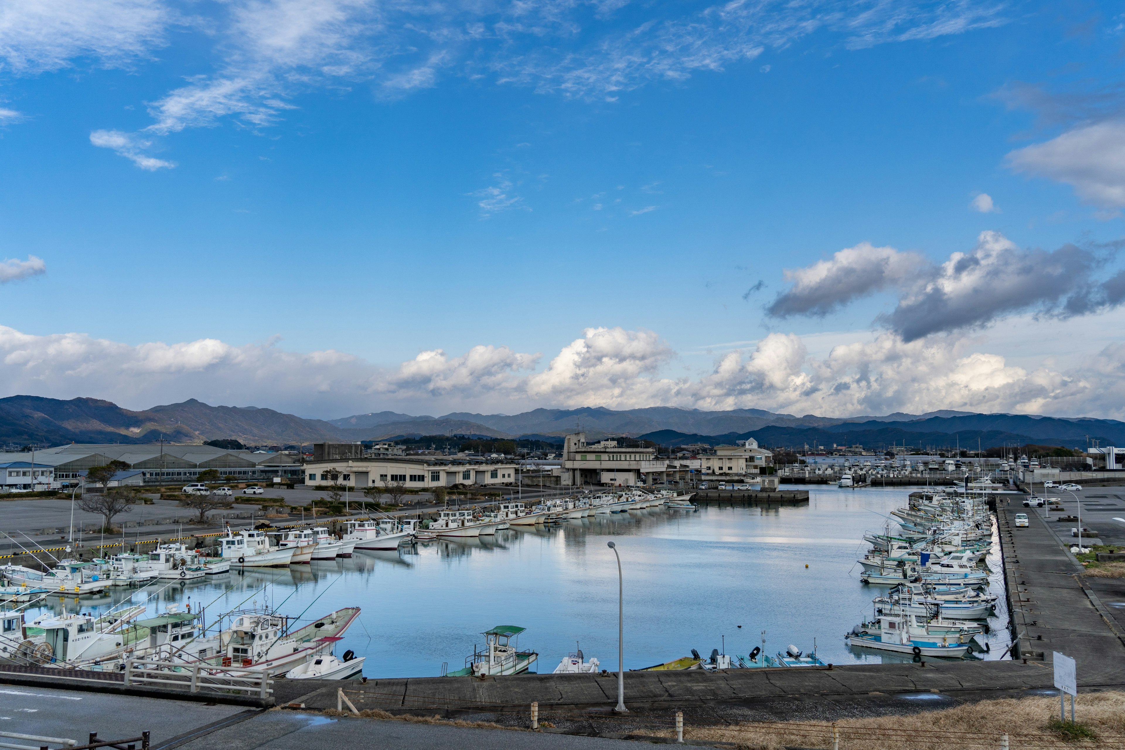 Puerto sereno con botes amarrados y superficie de agua tranquila