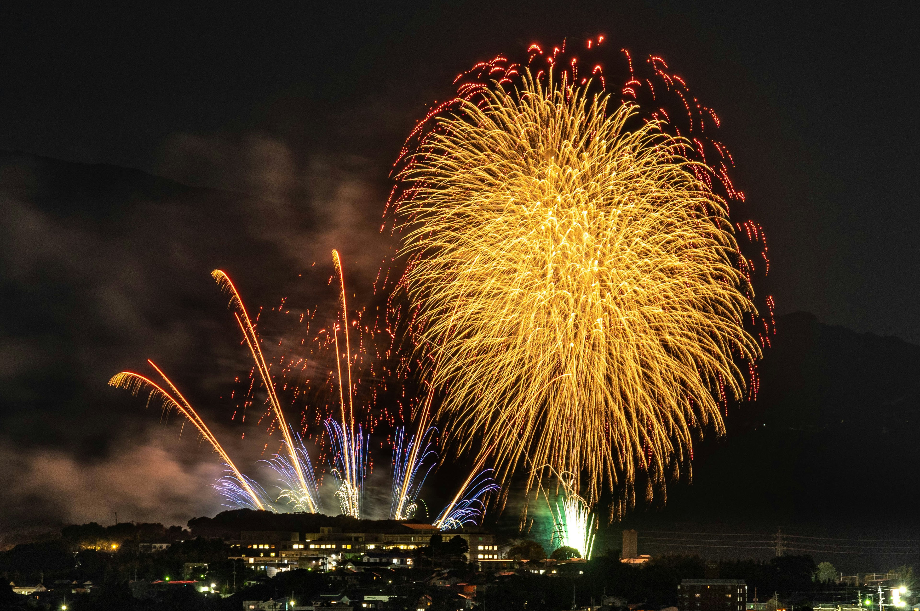 夜空に広がる花火の美しい光景 色とりどりの火花が夜を彩る