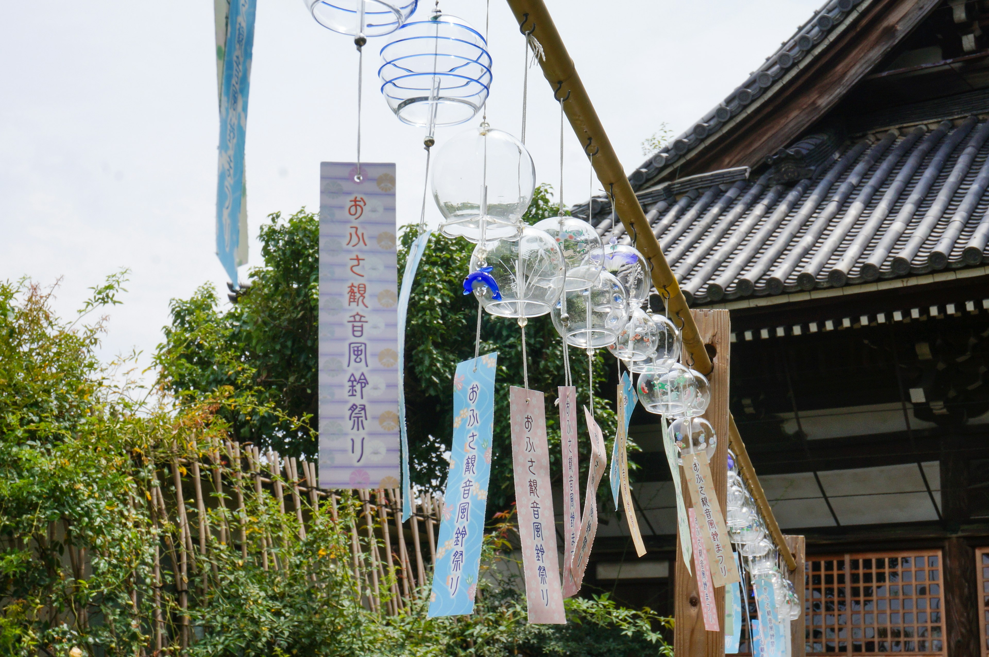 Des carillons éoliens suspendus dans un jardin traditionnel japonais