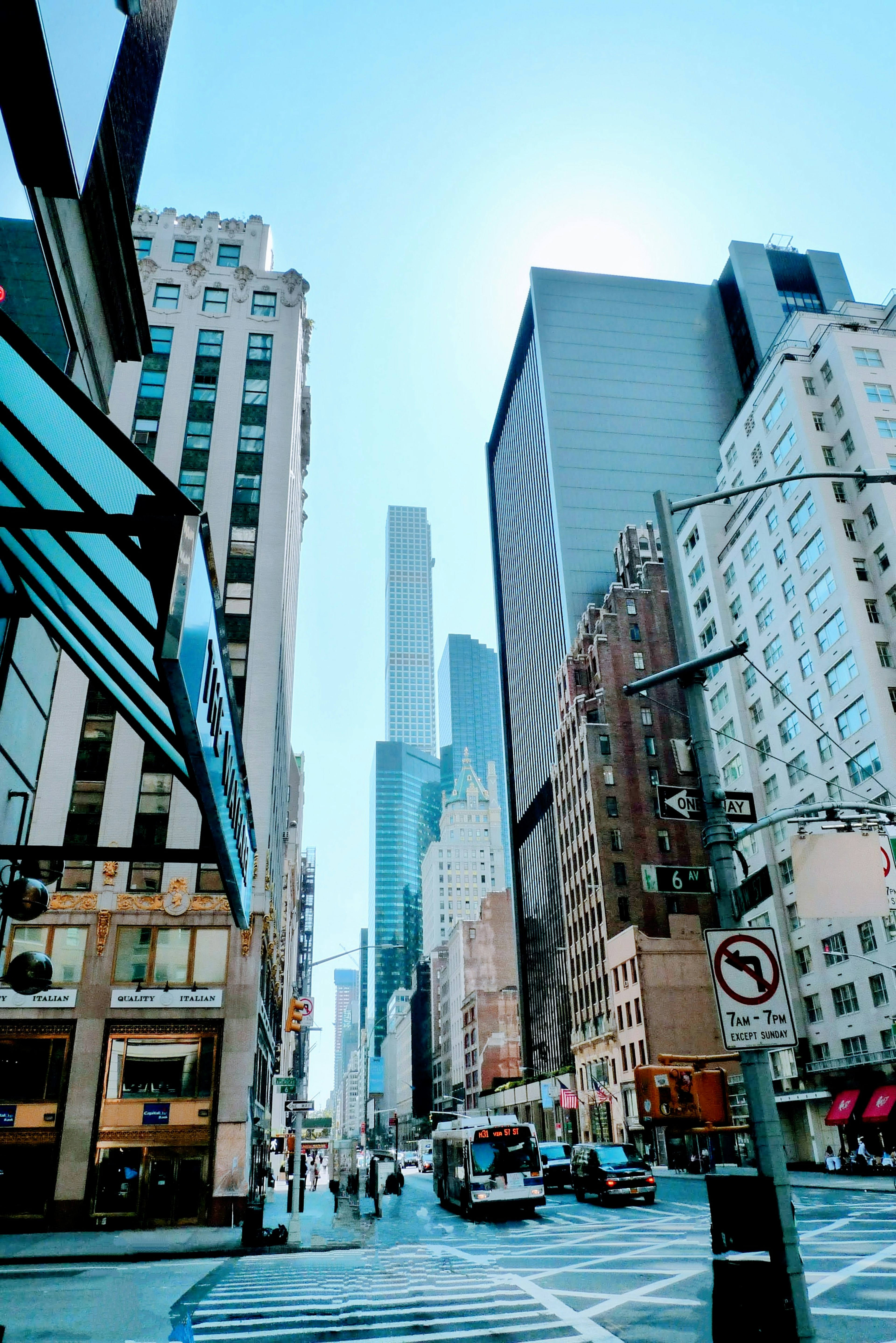 Stadtansicht mit hohen Gebäuden in New York unter klarem Himmel