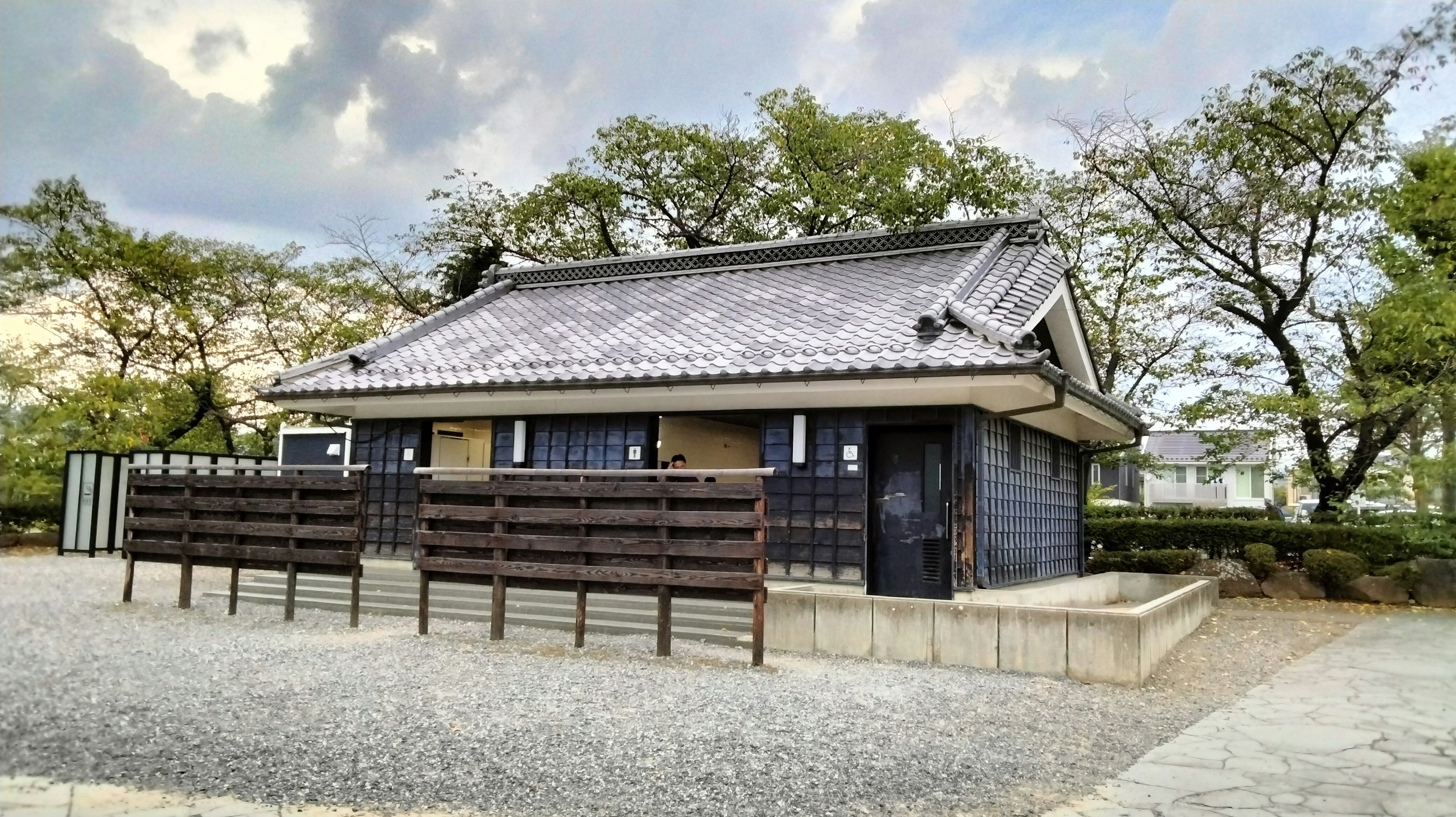 Äußeres eines traditionellen japanischen Hauses umgeben von grünen Bäumen