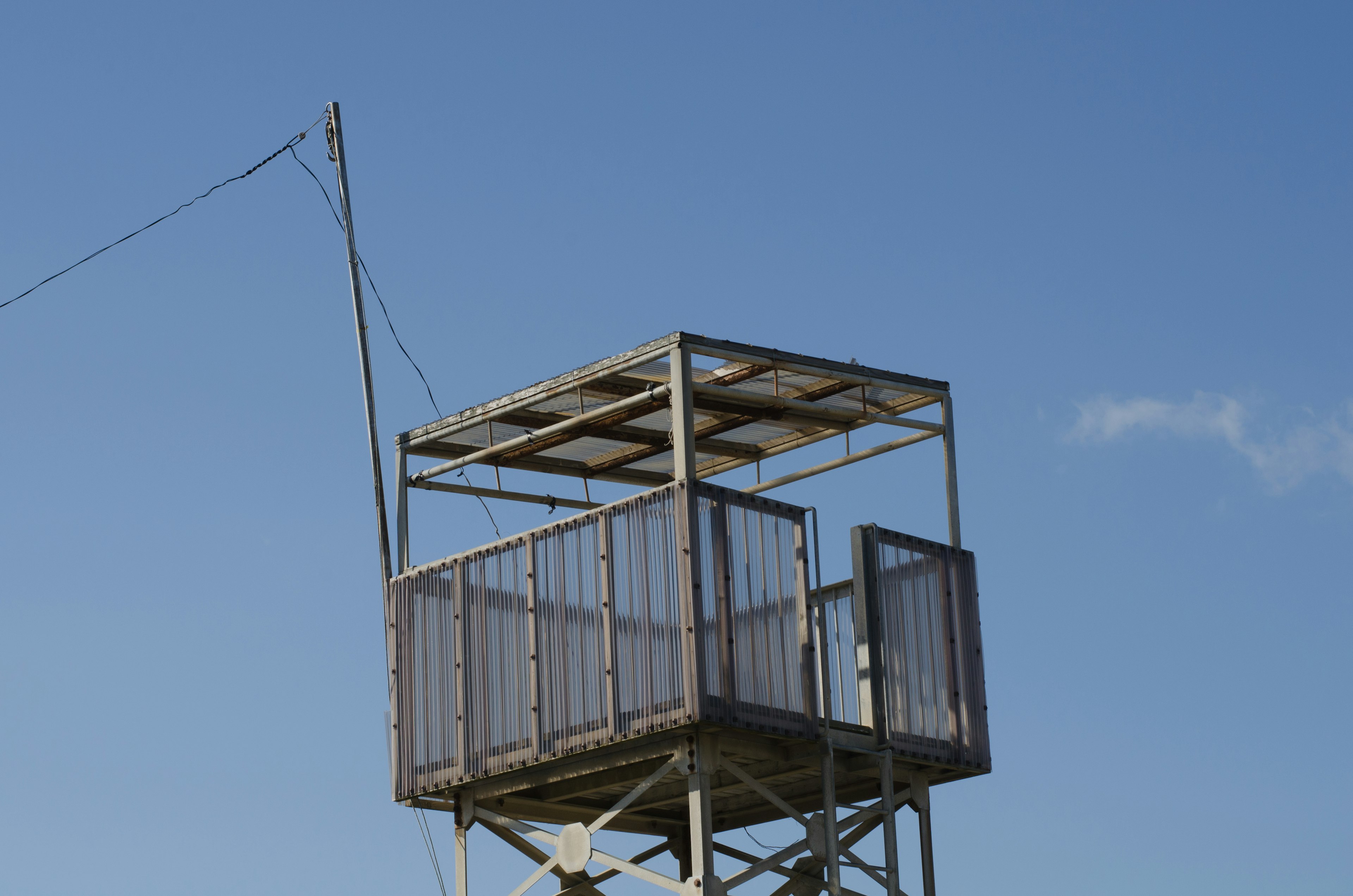 Torre de observación de metal bajo un cielo azul claro