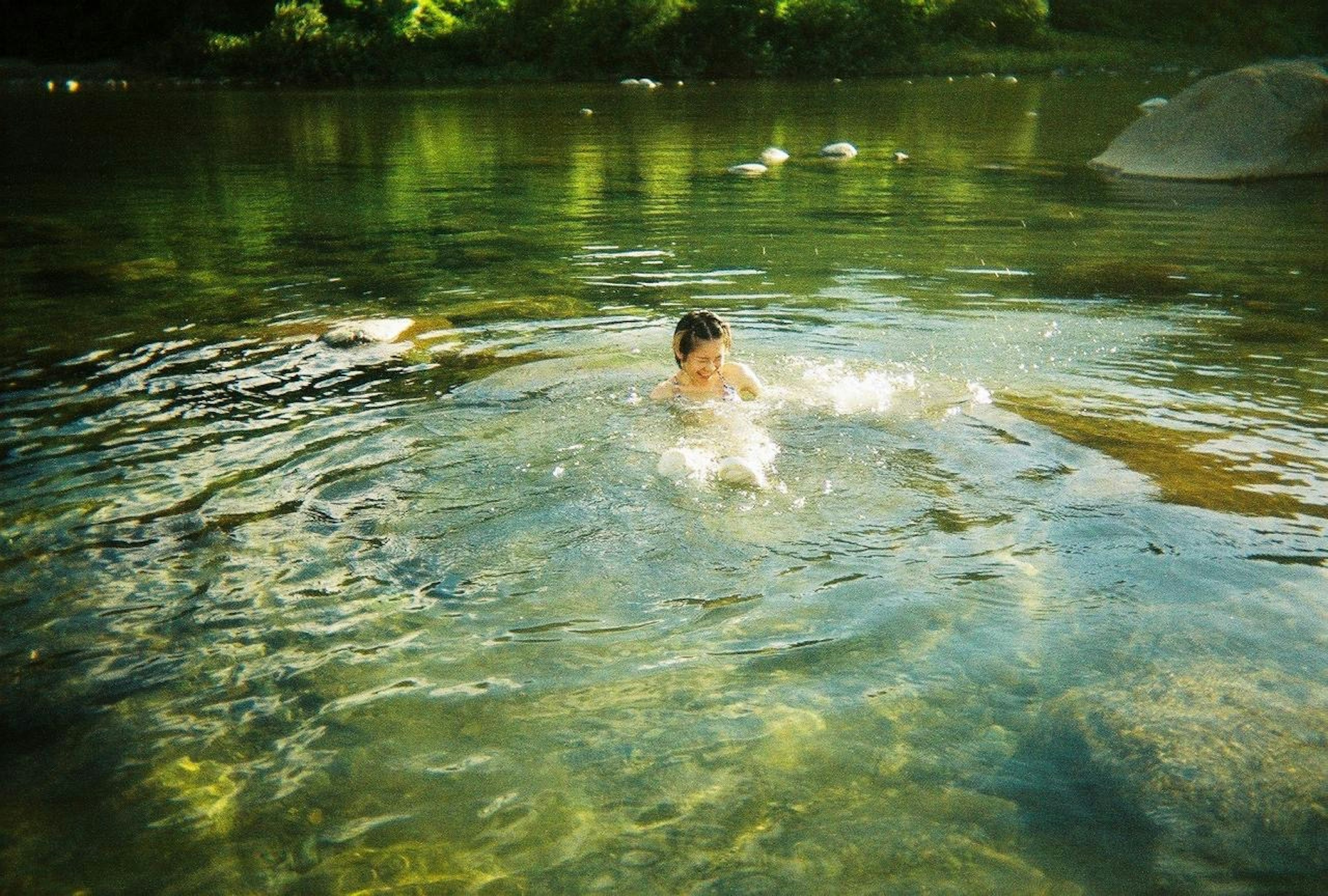 子供が水の中で遊んでいる自然の風景