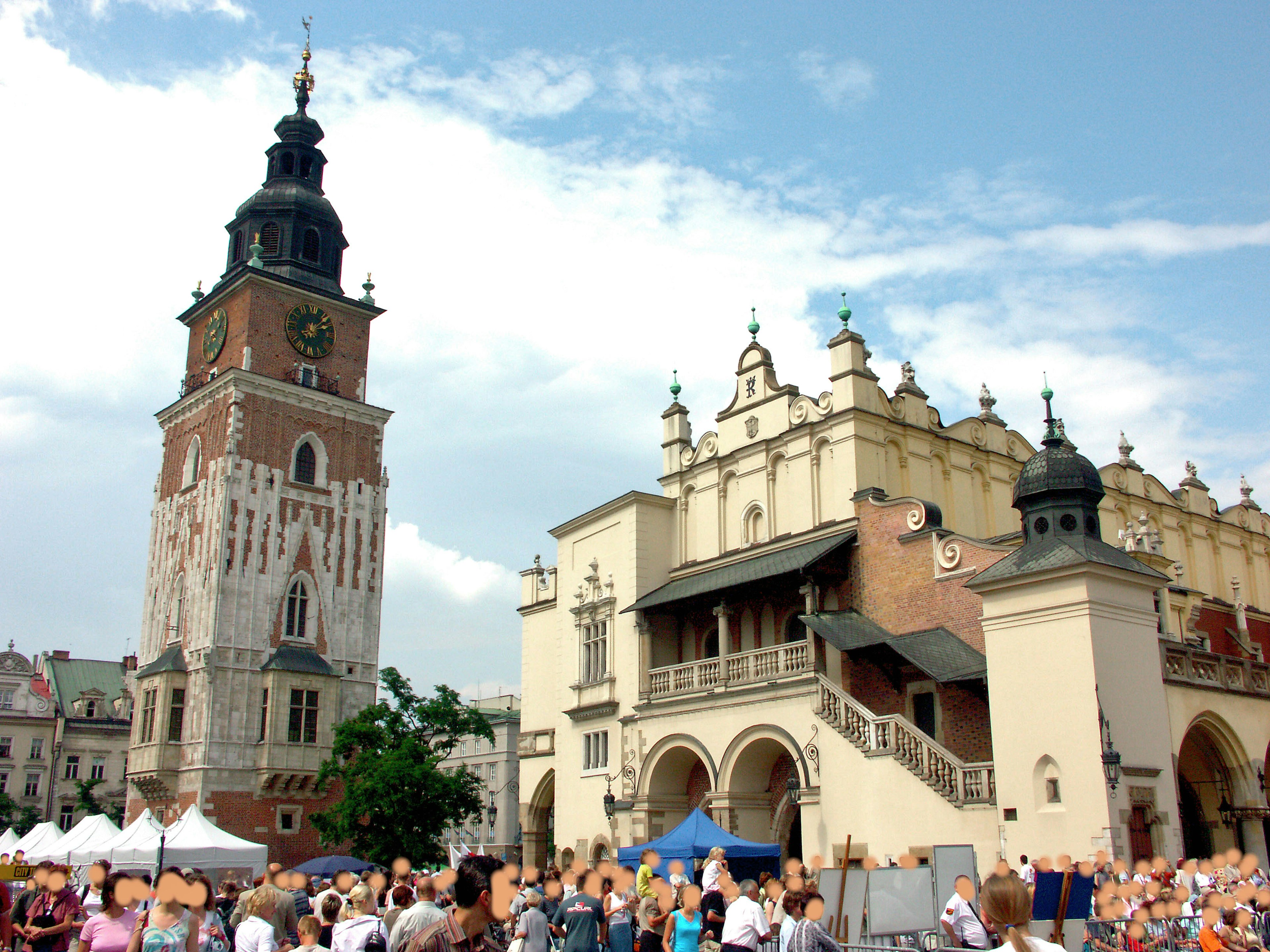 Các tòa nhà lịch sử và đám đông tại quảng trường chính Krakow