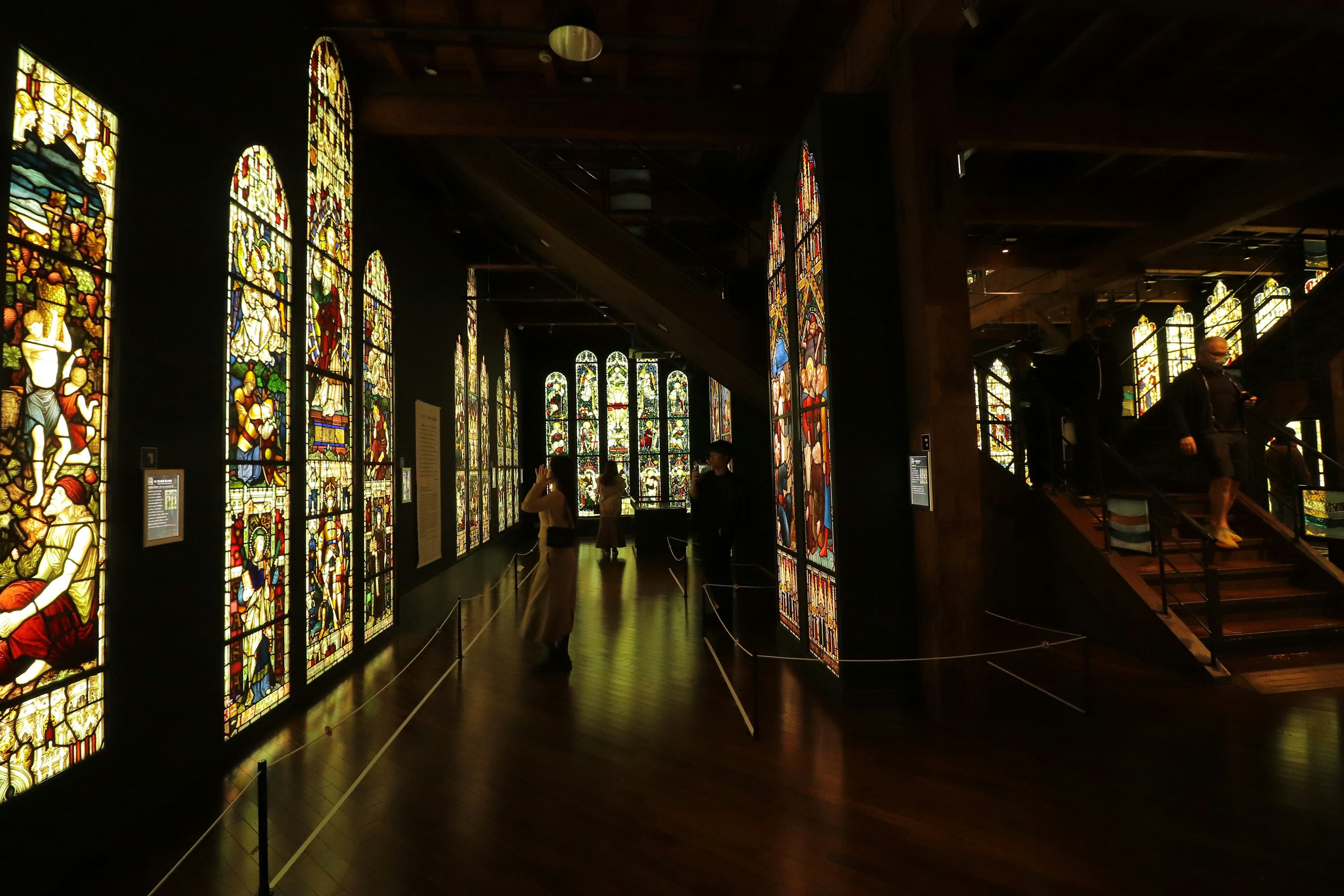 Interior de un museo con hermosas ventanas de vidrio de colores